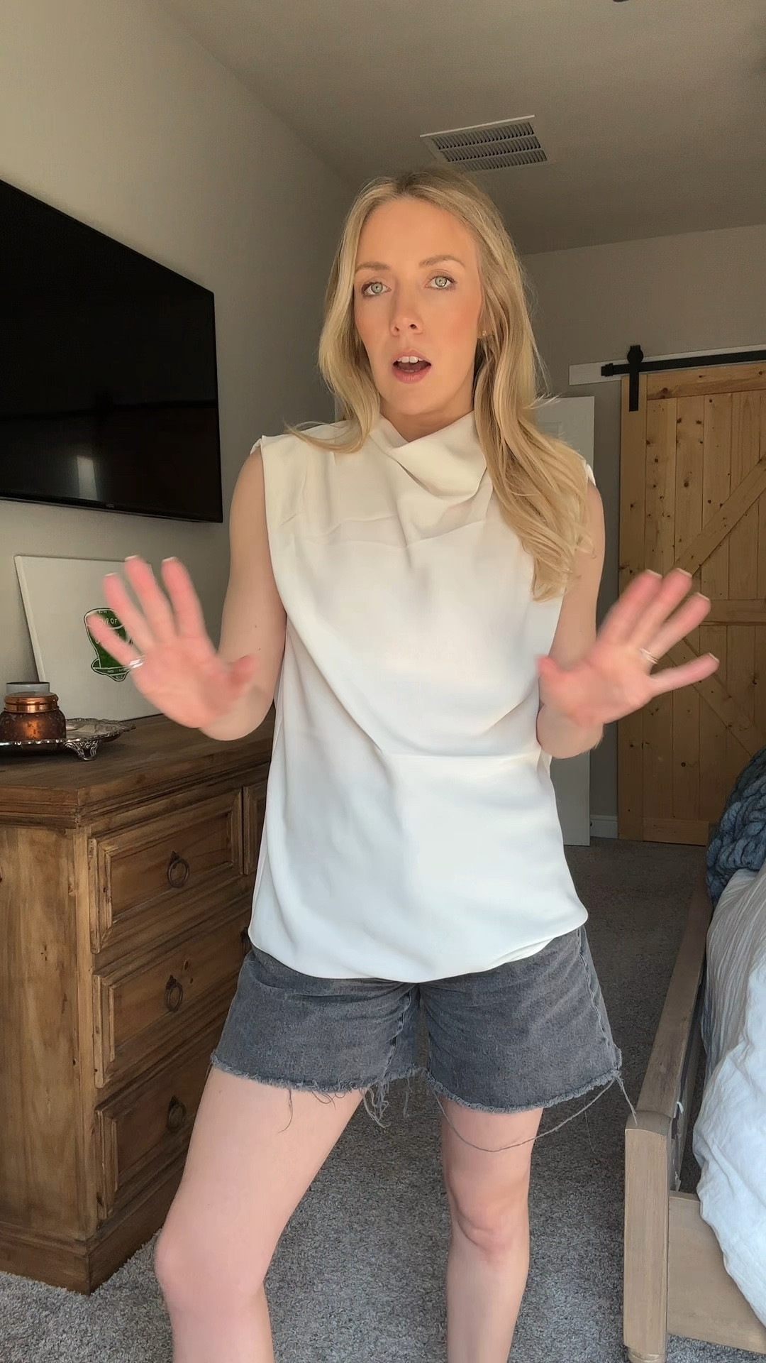 Might be my favorite thing from Aritzia right now! This gorgeous top is perfect for spring and summer 
Wearing a size small 