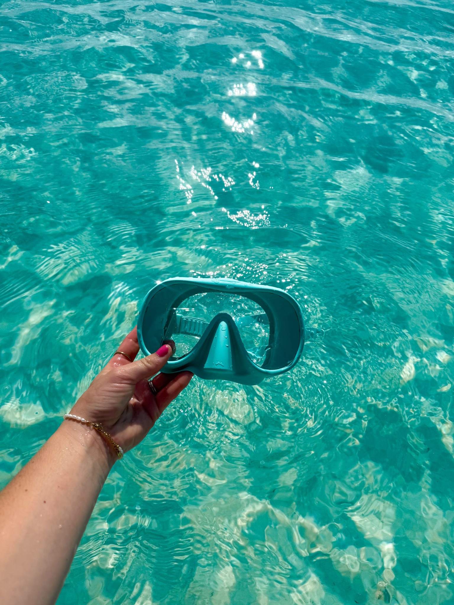 Obsessed with my honey swim goggles 🥽 🌴💙