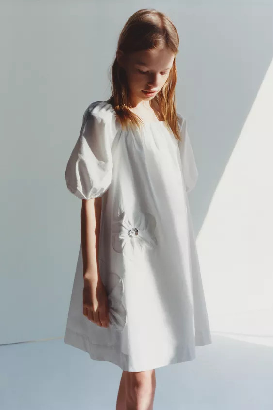 Round neck dress with short sleeves and elastic cuffs. Buttoned teardrop closure at back. Floral ... | Zara US