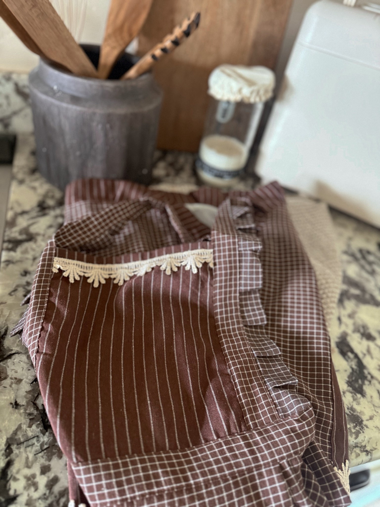 One of those small details that makes the kitchen feel extra cozy 🤎
This apron is functional, soft, and pretty enough to leave out — perfect for everyday cooking, hosting, or slow mornings at home.

Linked here if you’re building a warm, lived-in kitchen vibe ✨

#LTKdayinmylife #LTKfoodie #LTKHome