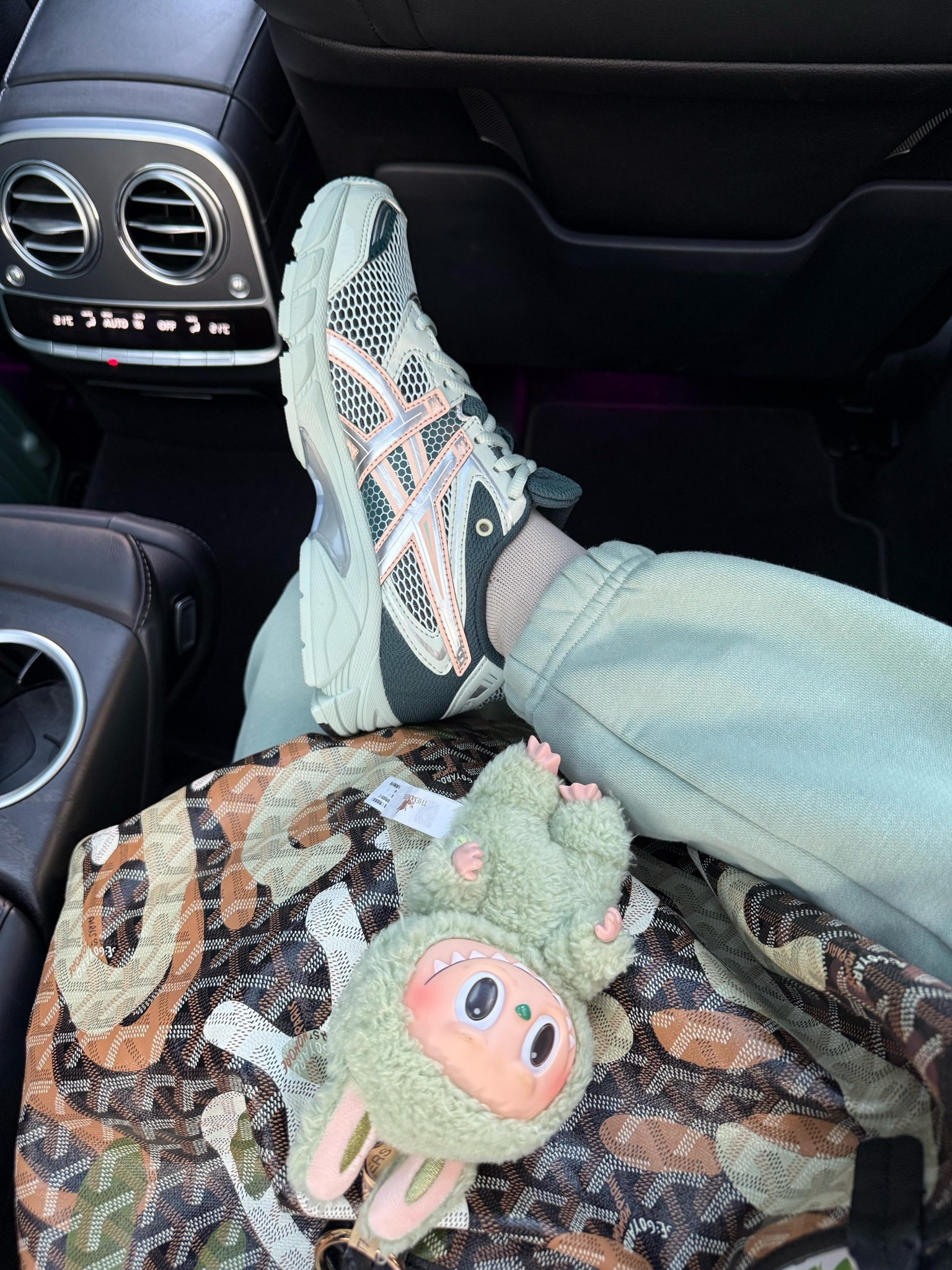 new trainers 💚

ASICS / spring trainer / capsule wardrobe / activewear / gym / London / city break / casual outfit / sneakers / shoes / airport outfit / asics g-day 14 / green trainers 

#LTKspring #LTKuk