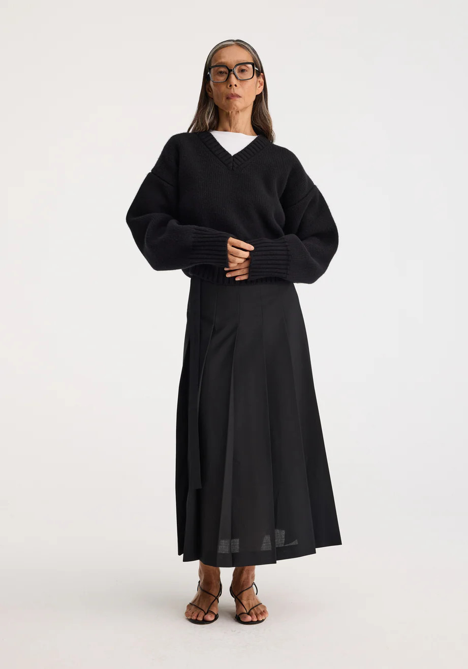 compact v-neck jumper | black | Rohe