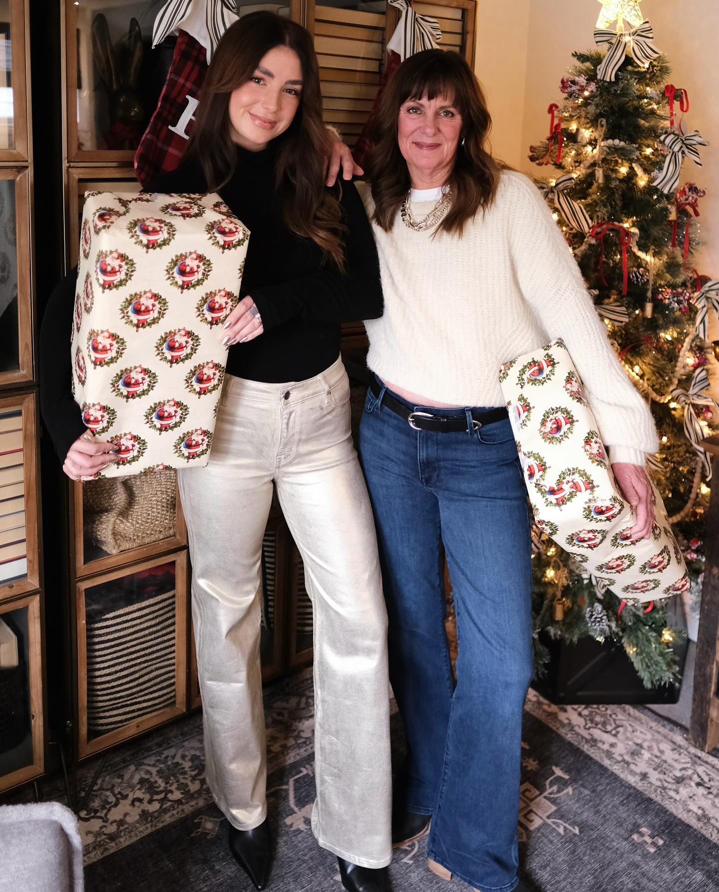 Feeling festive in our fav denim from @fidelitydenim ❤️🌲

#ad