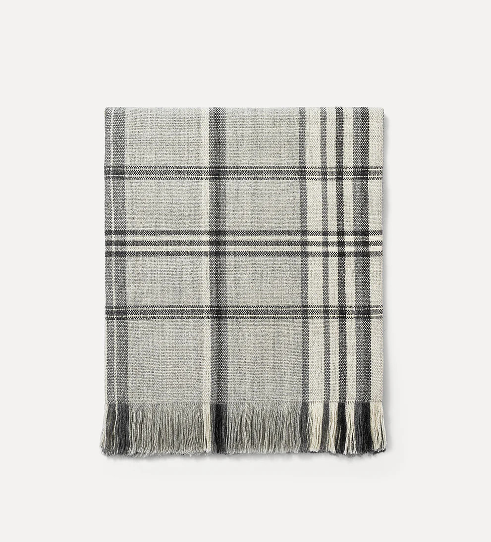 Daniel Throw | Le Maé by Lindye