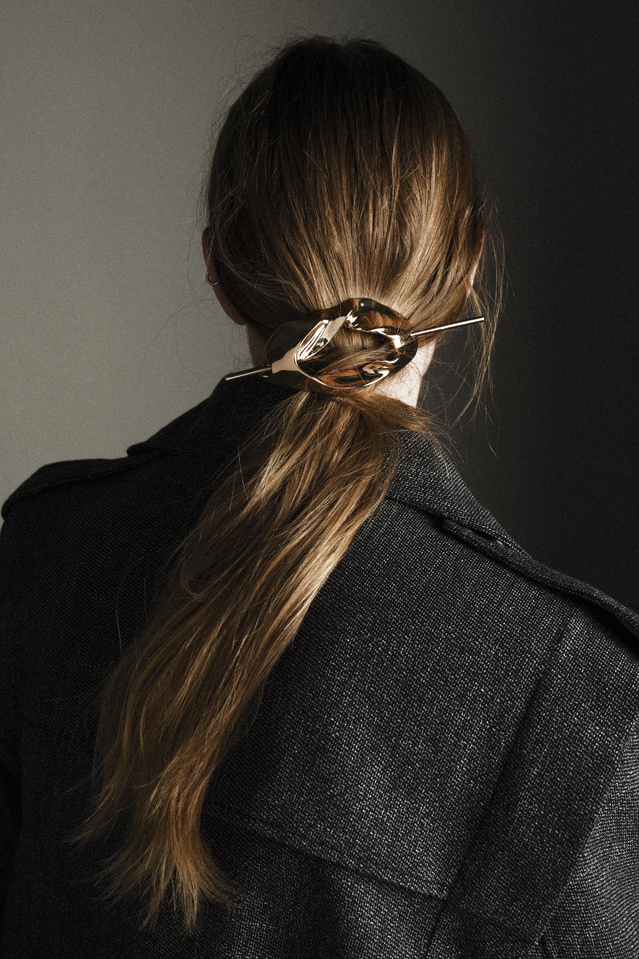 Embossed oval-shaped metal hair clip. Features a pin closure. | Zara US