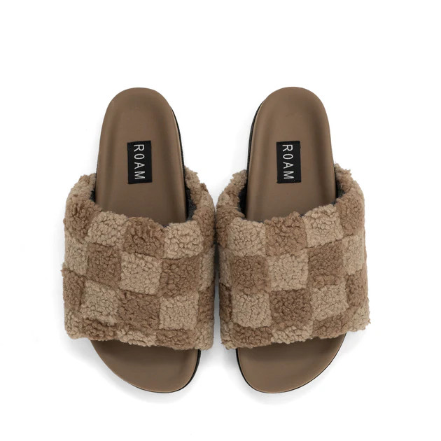 ROAM FUZZY CHECKER SLIDER BEIGE & TAUPE FAUX SHEARLING | ROAM