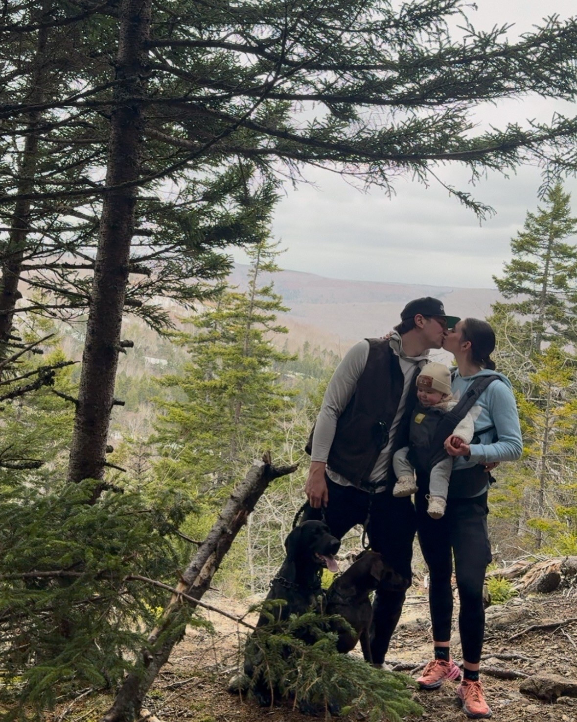 Family Hike 🥾 🌲 

#LTKspring #LTKfitness #LTKcanada