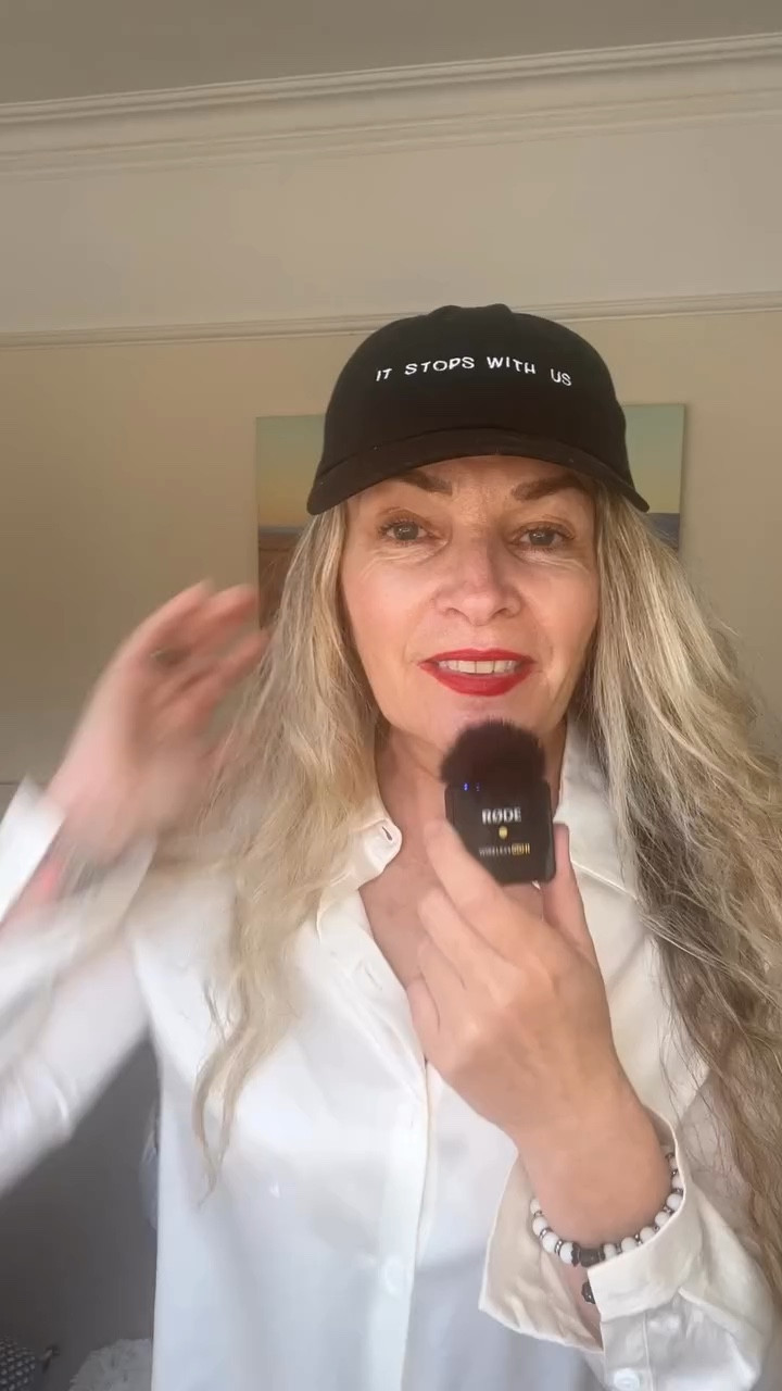 Body Shapes Masterclass Day 3: Hourglass | Nailed It or Failed It ⌛✨ If you’re an hourglass shape, balance is everything. Puffy sleeves knock off your proportions—keep your silhouette streamlined. Sack dresses hide your beautiful curves—instead, draw in at the waist to show off your shape. Polo necks make you look top-heavy—opt for heart or V-necklines that flatter your balanced proportions. See how these simple swaps celebrate your hourglass figure.
Comment STYLE below to receive a DM with a link to book a private discovery call with me ⬇
Links in bio.