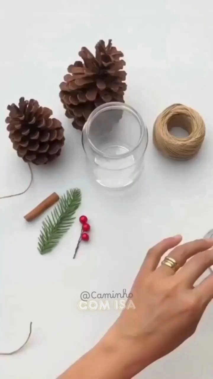 🕯️ Luz, aconchego e aquele toque artesanal que faz toda diferença…
 Esse arranjo de Natal é perfeito para quem quer montar uma mesa inesquecível ou decorar a casa com charme natalino.
 👉 Clique nos produtos abaixo para montar o seu!
 #ChristmasAesthetic #FestiveHome #HolidayTablescape #DecorDIY#Empreendedorismo#Entrepreneurship

 

 #LTKhome #LTKguiadepresente #LTKfestive