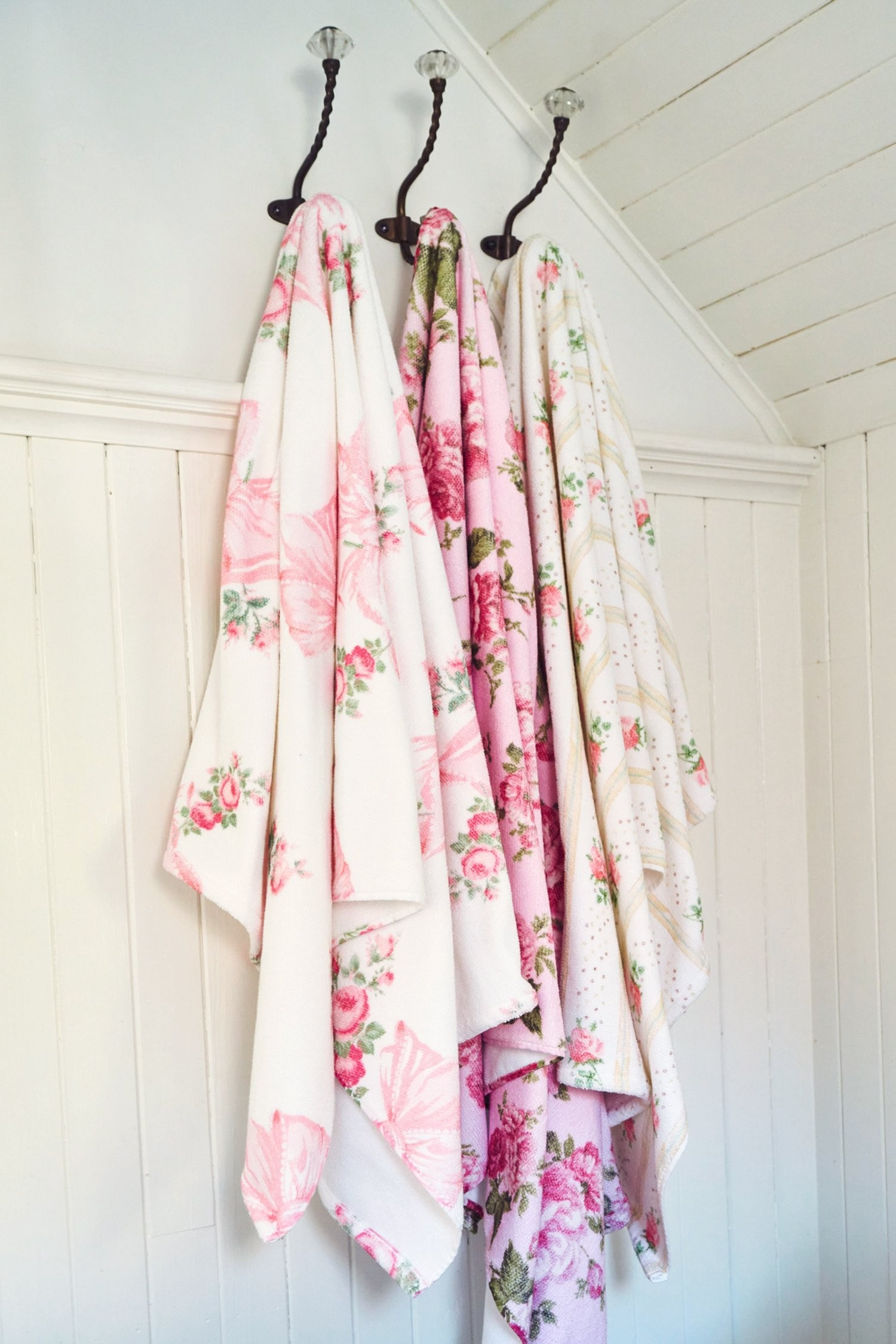 Rosa Beaux Bath Towel | LOVESHACKFANCY