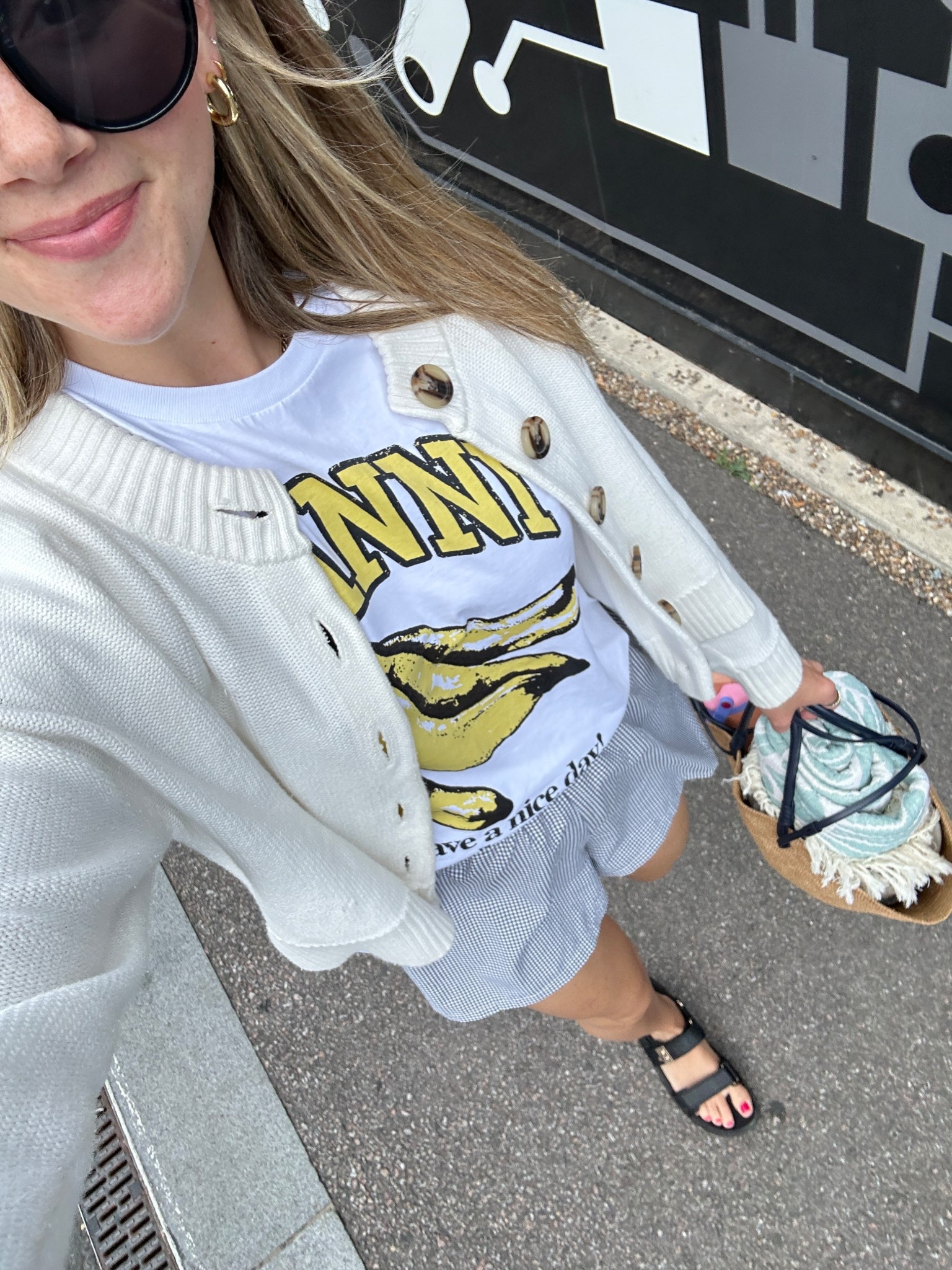 London day of exploring!

Sizes: 
Small in cardigan
Small in tee
Medium in shorts (comes as set)
Usual size 8 in sandals 