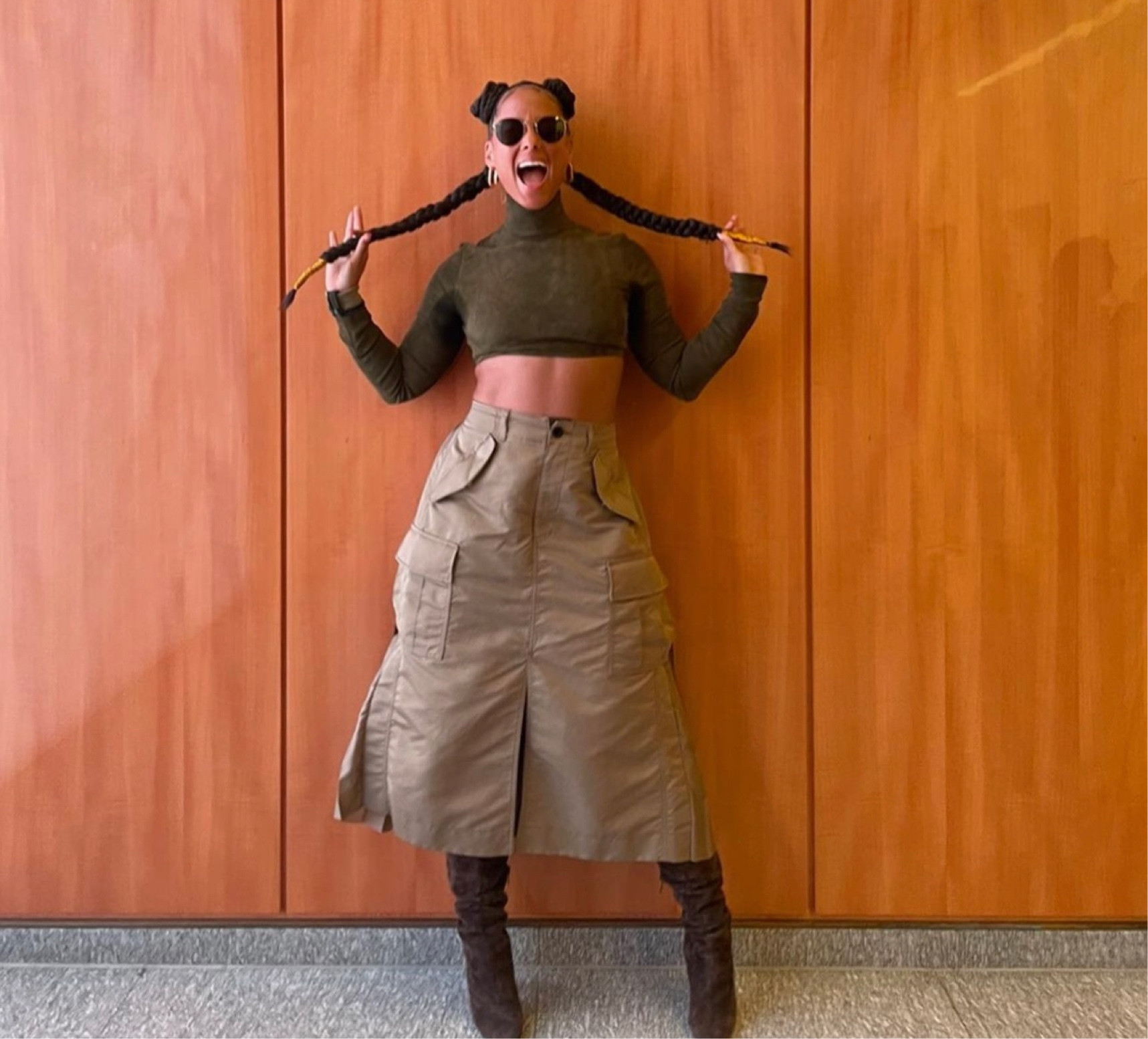 Alicia Keys posed in a Sacai skirt! 