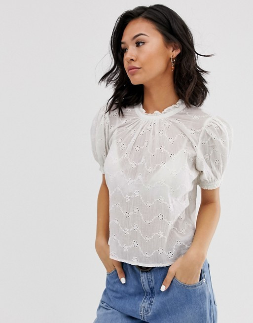 Free People – Letters to Juliet – T-Shirt mit Lochstickerei | ASOS DE