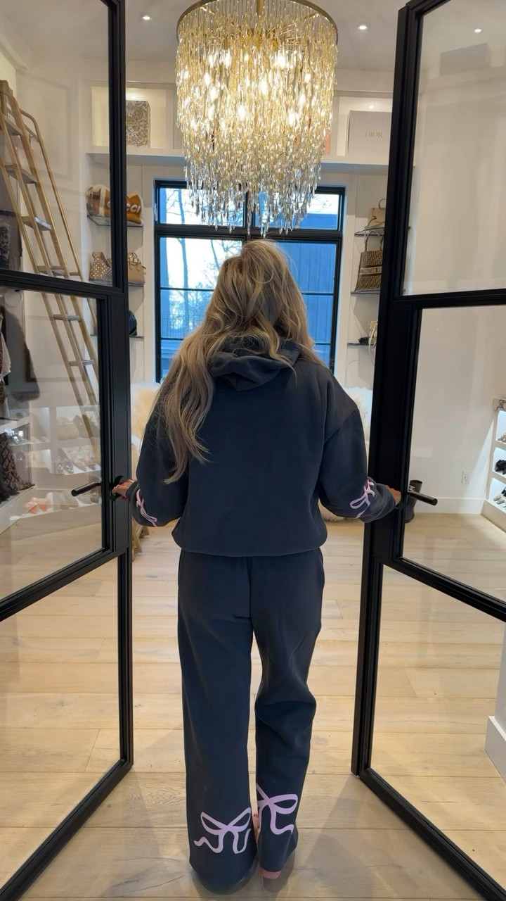 Carl and I’s perfect Valentines Day “in” and everything was from @macys. #macyspartner Both lounge sets are super cute and comfy and this stem ware is one of my all time favorites! Also, who knew you could get amazing chocolates delivered right to your door from Macy’s?!?! 