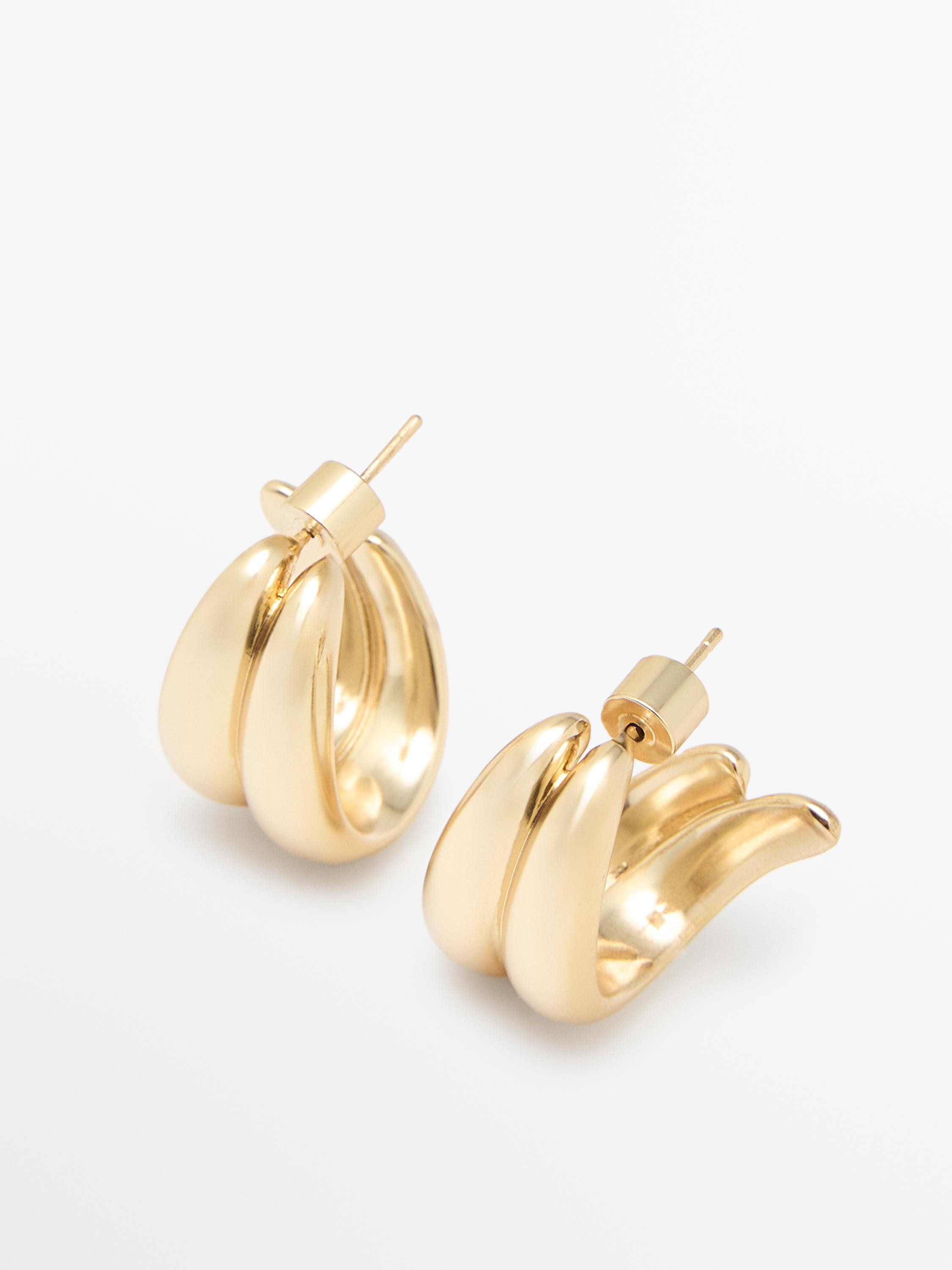 VIEW LOOK
Wraparound hoop earrings

 £39.95  Colour:  Golden  Add to basket | Massimo Dutti UK