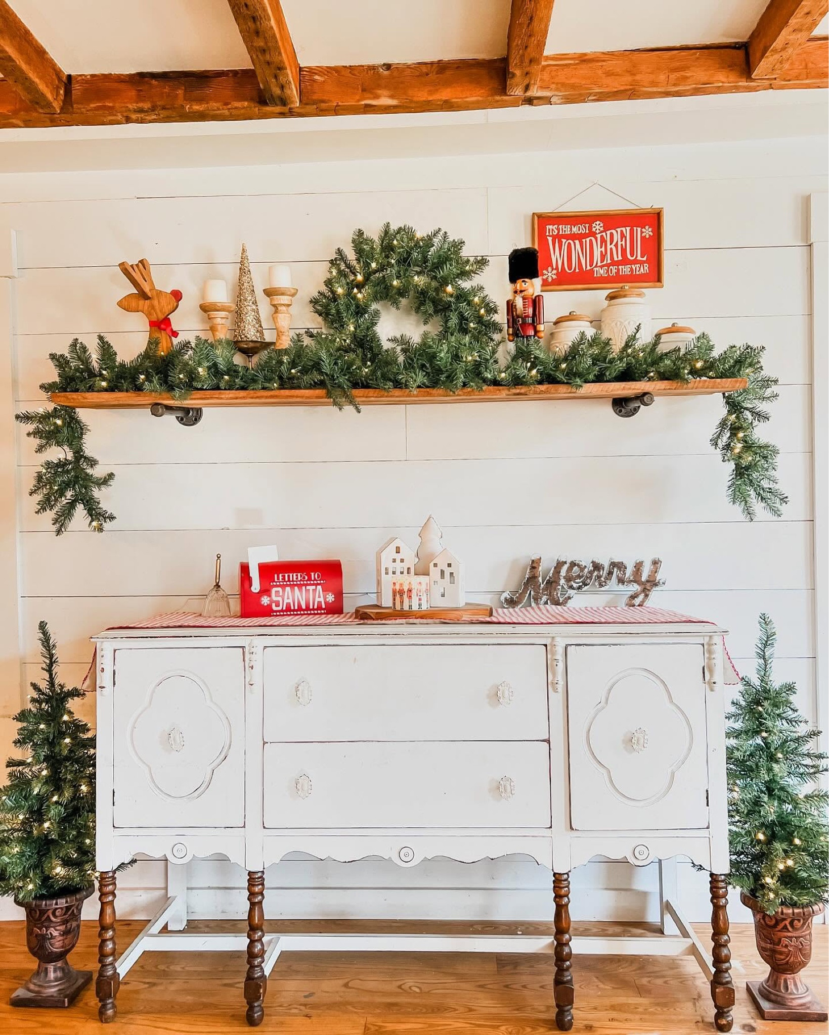 Not a creature was stirring, well maybe some mice…🐭actual farmhouse life 🫣

#kingofchristmas #christmas #christmasdecor #christmastime #farmhousechristmas #farmhousestyle