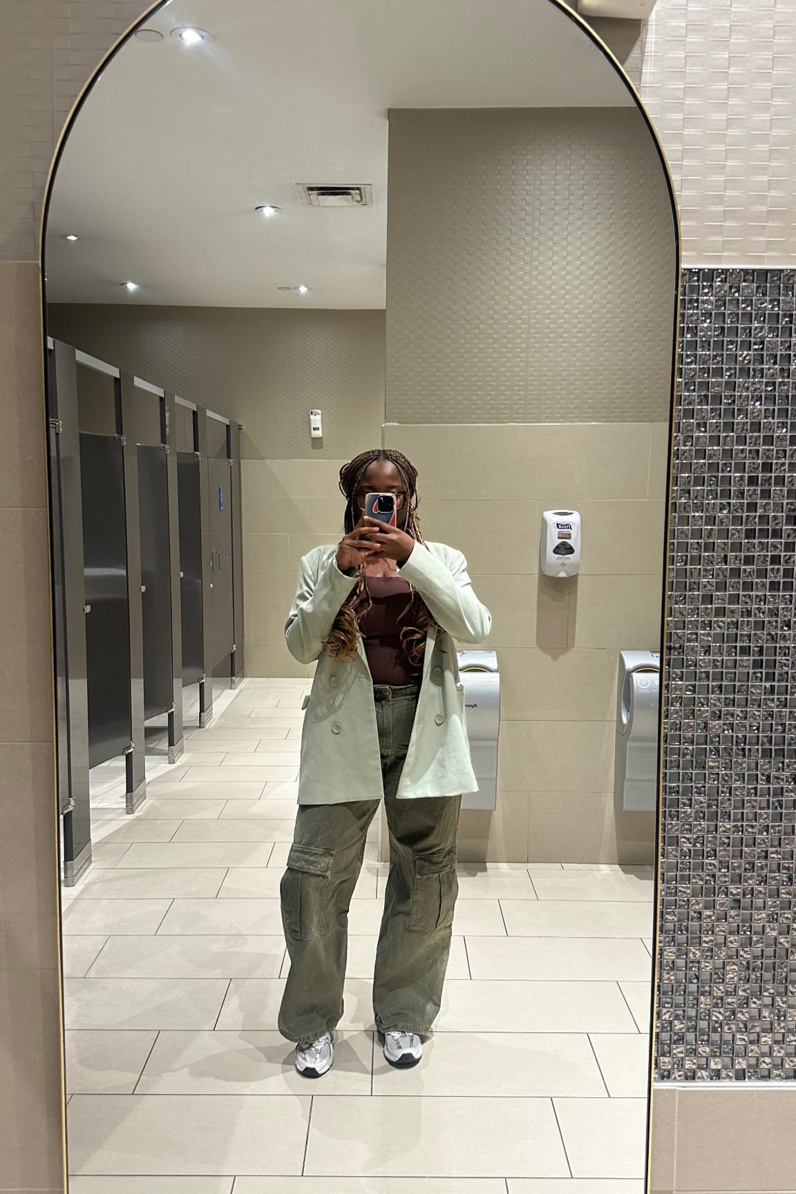 my definition of keeping it professional and casual ☺️

baggy jeans: Zara 

#LTKcanada #LTKstyletip #LTKworkwear