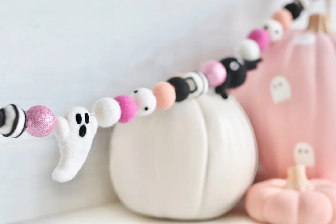 Pink Spider Kisses -Spider Garland -Halloween Spiders -Halloween Garland -Felt Spiders -Felt Glit... | Etsy (US)