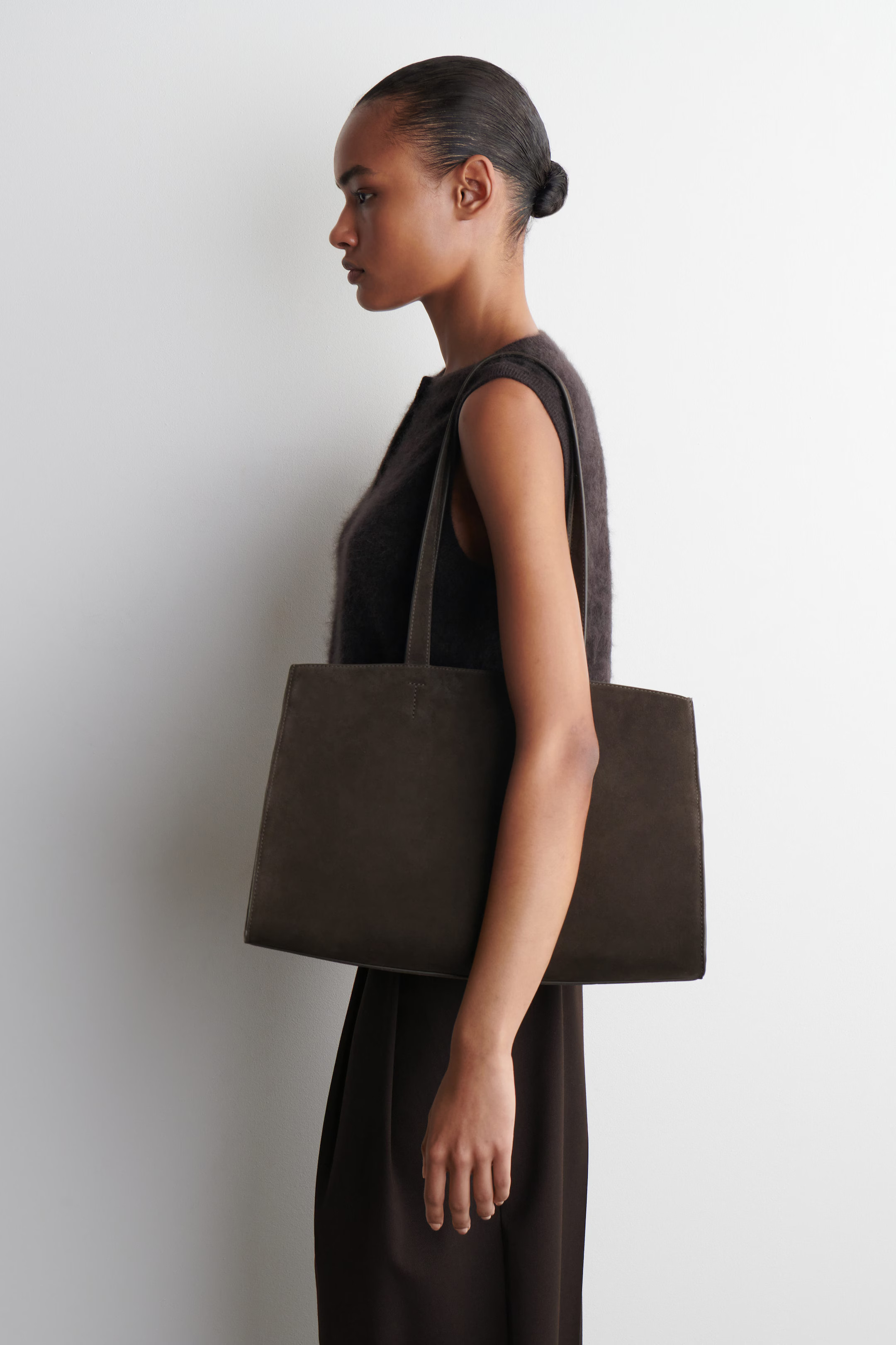 GALLERY TOTE BAG - SUEDE - DARK BROWN | COS GB | COS UK