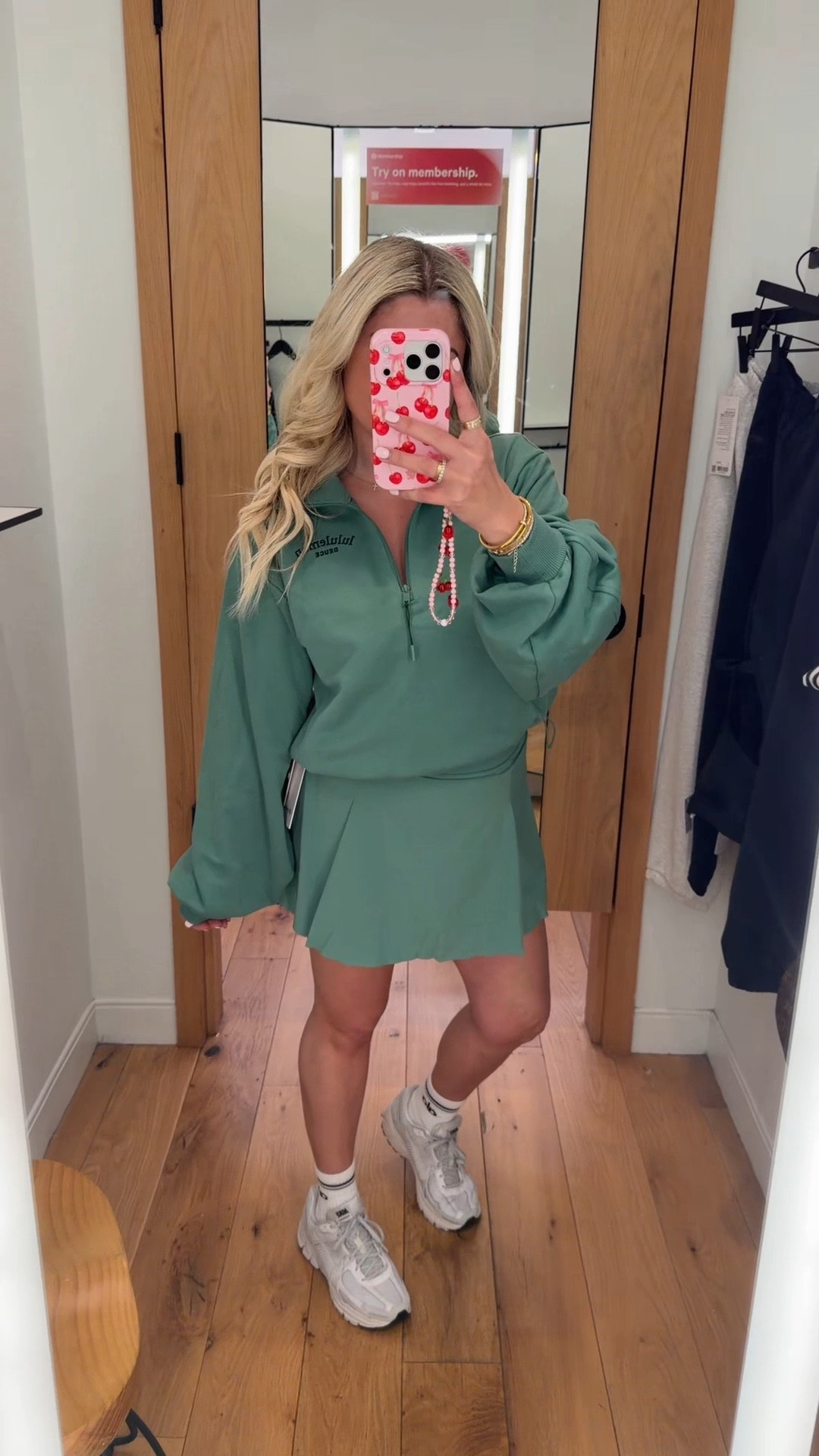 New @lululemon outfit
Size small
Nike sneakers up 1/2 a size 