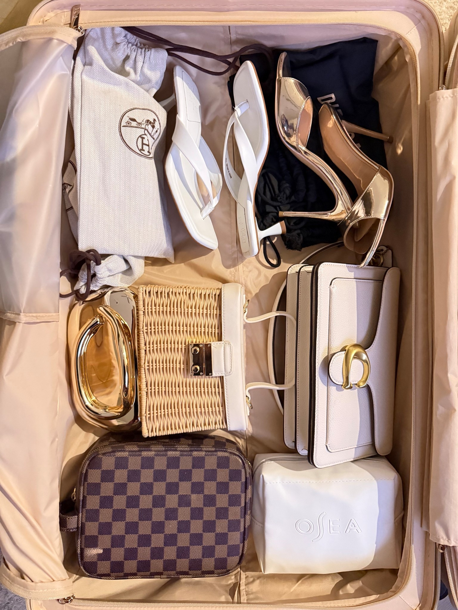 What’s in my suitcase?

#LTKBeauty #LTKTravel #LTKdayinmylife