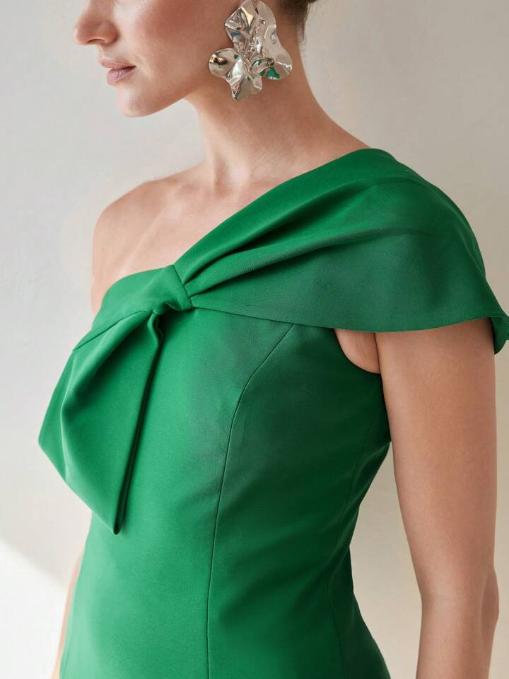 MOTF PREMIUM BLUSA COM DETALHE DE LAÇO GRANDE DE UM ÓMB RO SÓLIDO | SHEIN