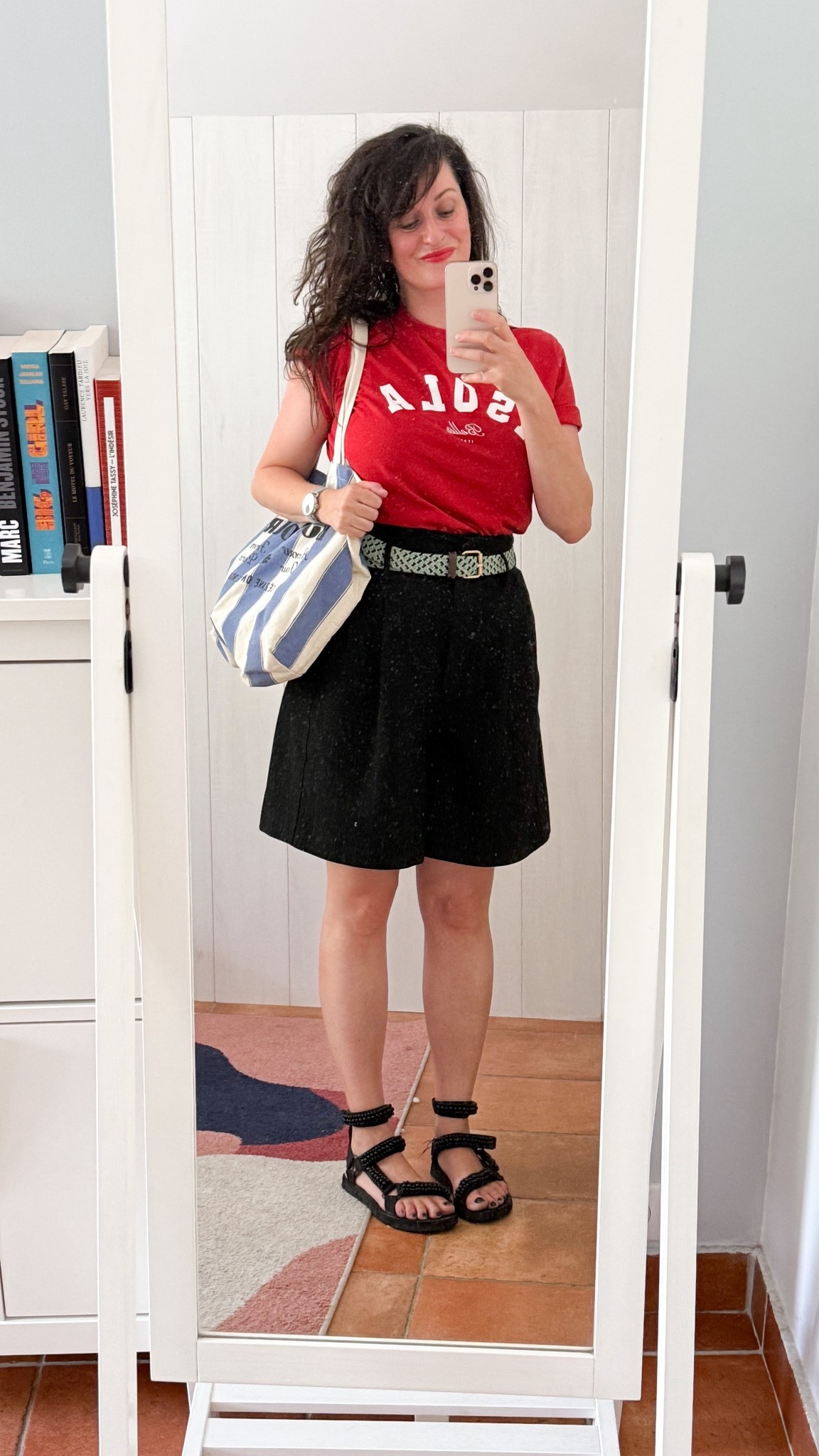 • T-shirt #hm (similaire en lien)
• Ceinture #BCBGMaxAzria (similaire en lien)
• Bermuda #zara 
• Sandales trek montantes #arizonalove (similaire en lien)
• Tote bag rayé #sezane 
• Rouge à lèvres Allure Velvet #chanel (en lien)