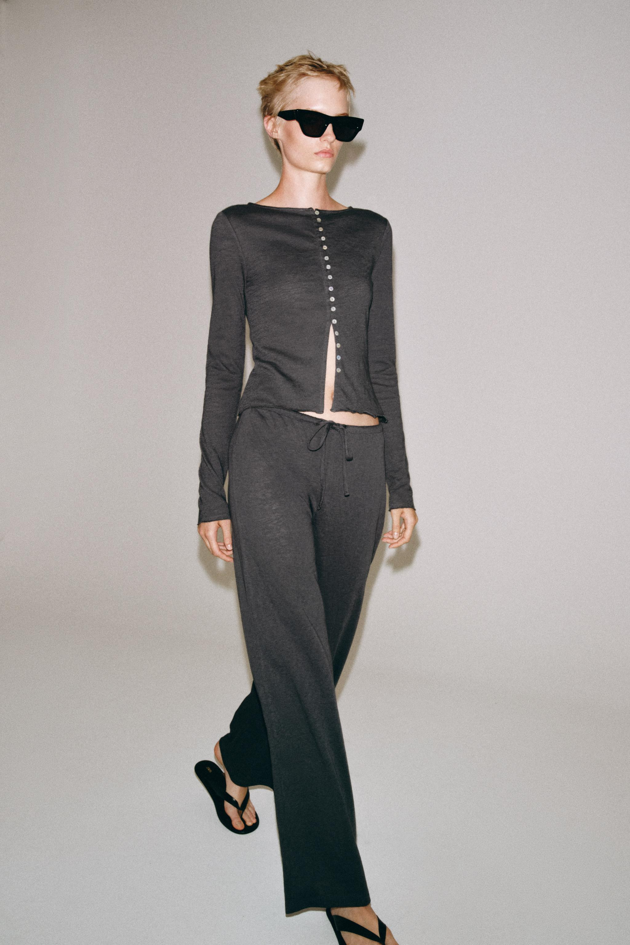 Pants made of cotton blend yarn. Mid-rise with adjustable drawstring elastic waistband. Wide leg. | Zara US