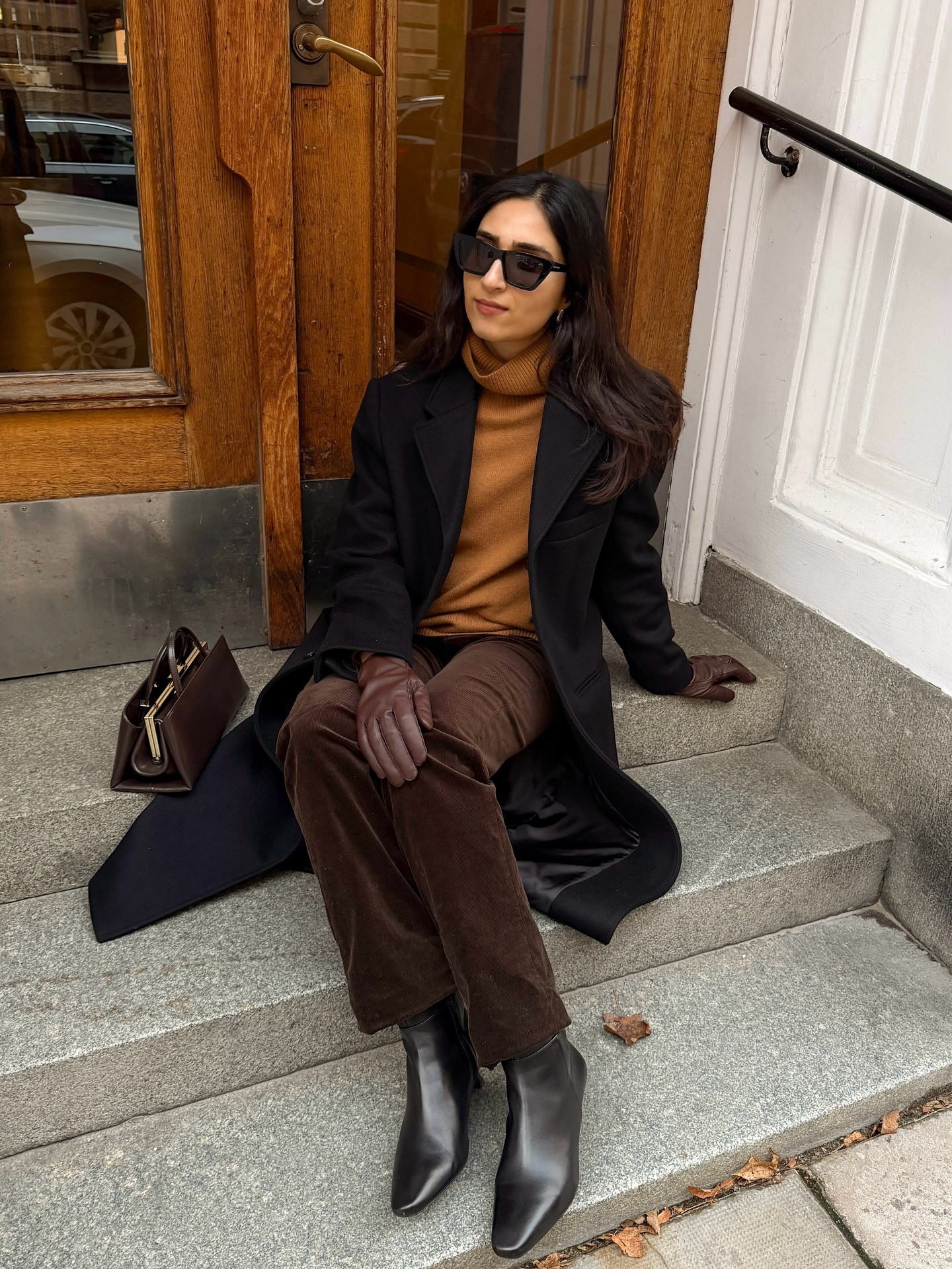 Caramel & chocolate tones for fall🍂🤎
.
.
Fall outfit, Brown outfit fall, Fall mood, Brown tones fall, Autumn outfits, Chic style, Minimal chic, Coat outfits, Winter style, Chic winter outfit