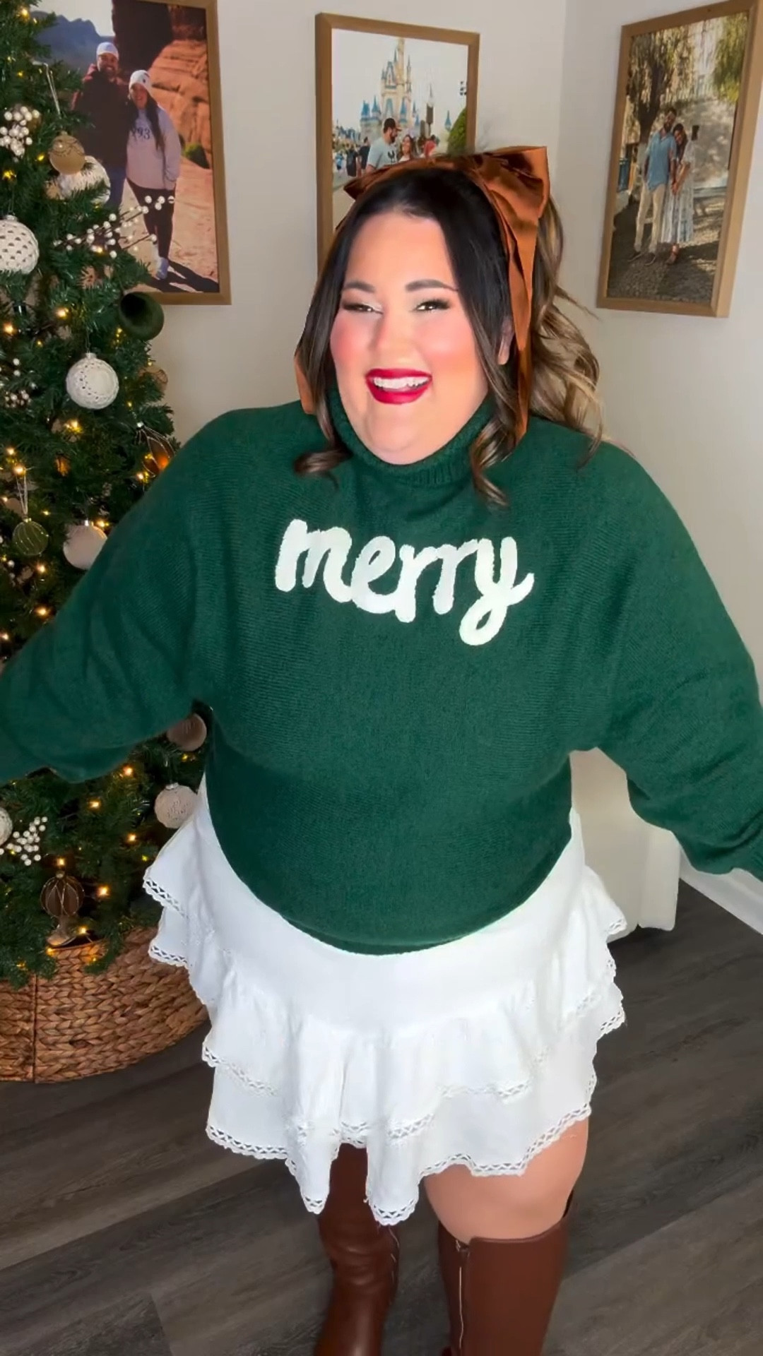 Last minute cutie pieee Christmas outfit idea!!! 😍🎄Saw this adorable look on @breanna_alexisb and immediately ordered to recreate!! ❤️ this skort also comes in tons of colors and would be perfect throughout different months which I love!! If you need an extra layer of warmth with this outfit, try pairing it with fleece lined tights!! 🥰
