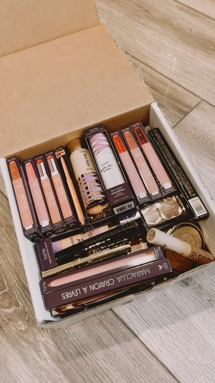 Tarte Haul coming on my YouTube soon! 💜🤩

Huge thanks to @tartecosmetics for this box of love! 😭💜🙌🏼

#tarte #tartepartner #tartecosmetics 
Use Code ALEONA15 to save! 💜💜

#LTKunder100 #LTKstyletip #LTKunder50