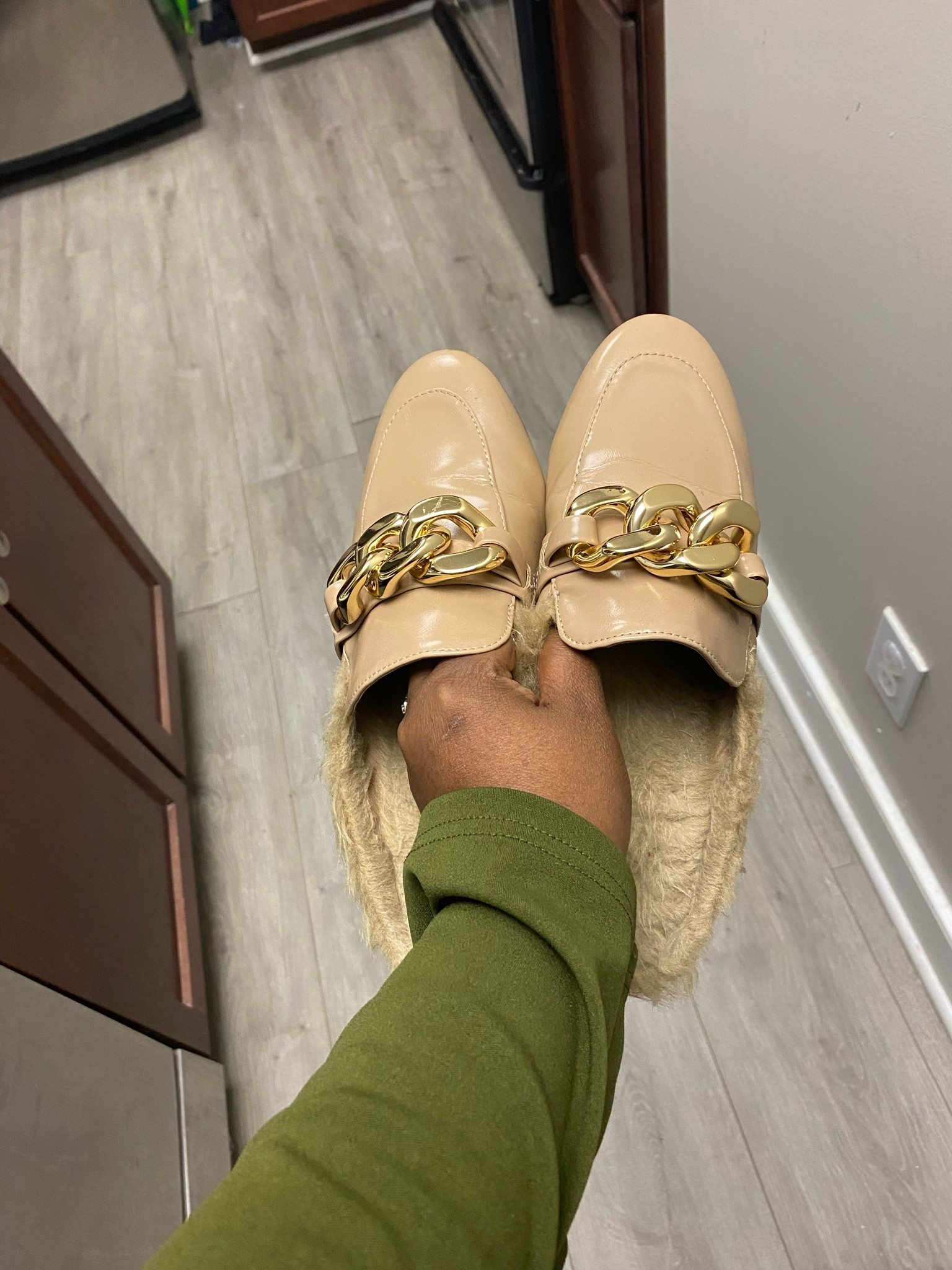 Workwear // work shoes // mules // loafer // backless mules // loafers with chain // fur loafers // fur mules // mules with fur 

#LTKmidsize #LTKplussize #LTKworkwear