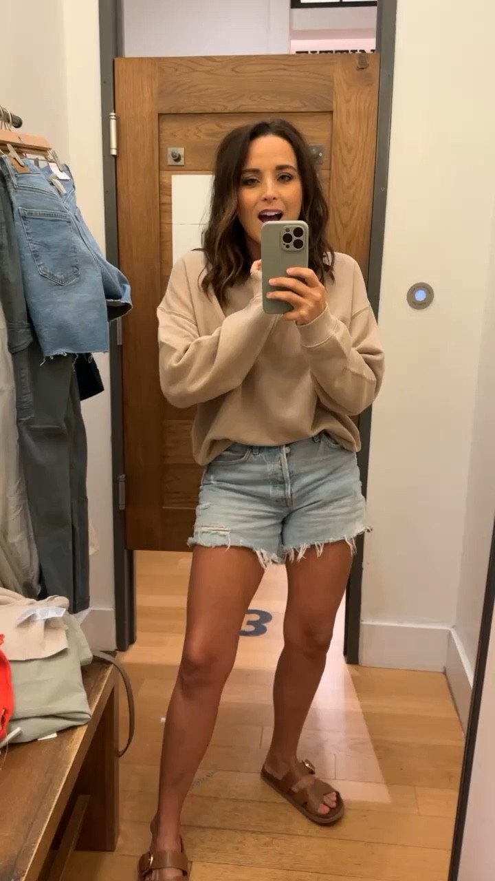 The softest sweatshirts I’ve found in a while! These are the perfect cozy lived in sweatshirts perfect to transition into fall! I’m In a size small!

#LTKFindsUnder50 #LTKSeasonal #LTKVideo