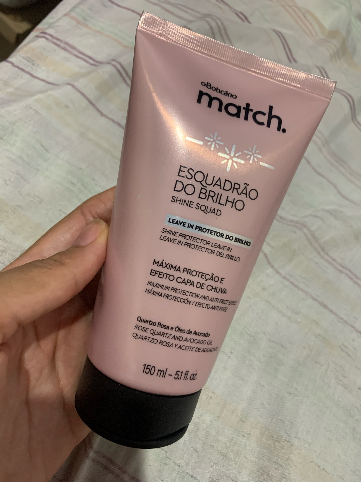 Leave in Match do O Boticário. Esquadrão de brilho. Além de proteger o cabelo da temperatura de secador/prancha, ele tem o efeito capa de chuva que tira ou diminuir o frizz (depende do seu tipo de cabelo). O meu que é crespo, o frizz faz parte, então ele diminui o meu frizz mas não tira. Eu gosto pq me proporciona proteção e volume que eu particularmente adoro. Super indico. 

#ltkgift

#LTKbeauty #LTKbrasil #LTKGiftGuide