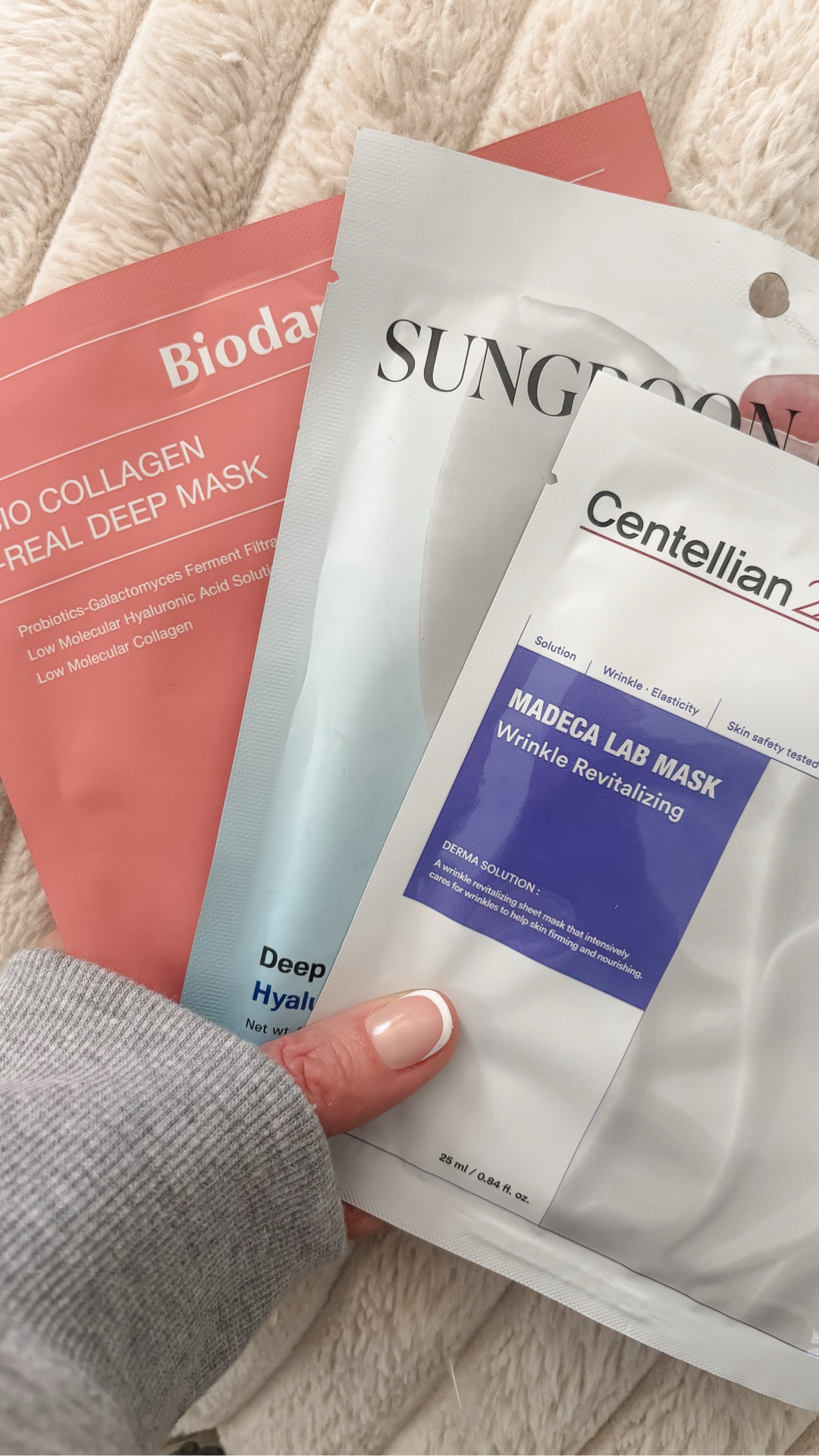 Little face mask hack! ✨ The sheet ones never fit my face properly—they always end up covering my eyes or hanging off my nose. A few tiny snips make such a difference: better fit, better coverage, better results! 

#beauty #facemask #skincare #koreanbeauty #beautyroutine