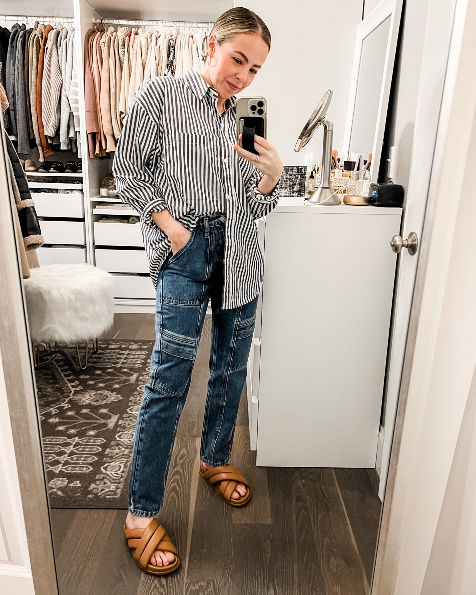Got my hands on these Agolde cargo jeans and I do love them! They have lots of cargo vibes without being bulky or oversized. I sized down 1 for a fitted look through the hip.