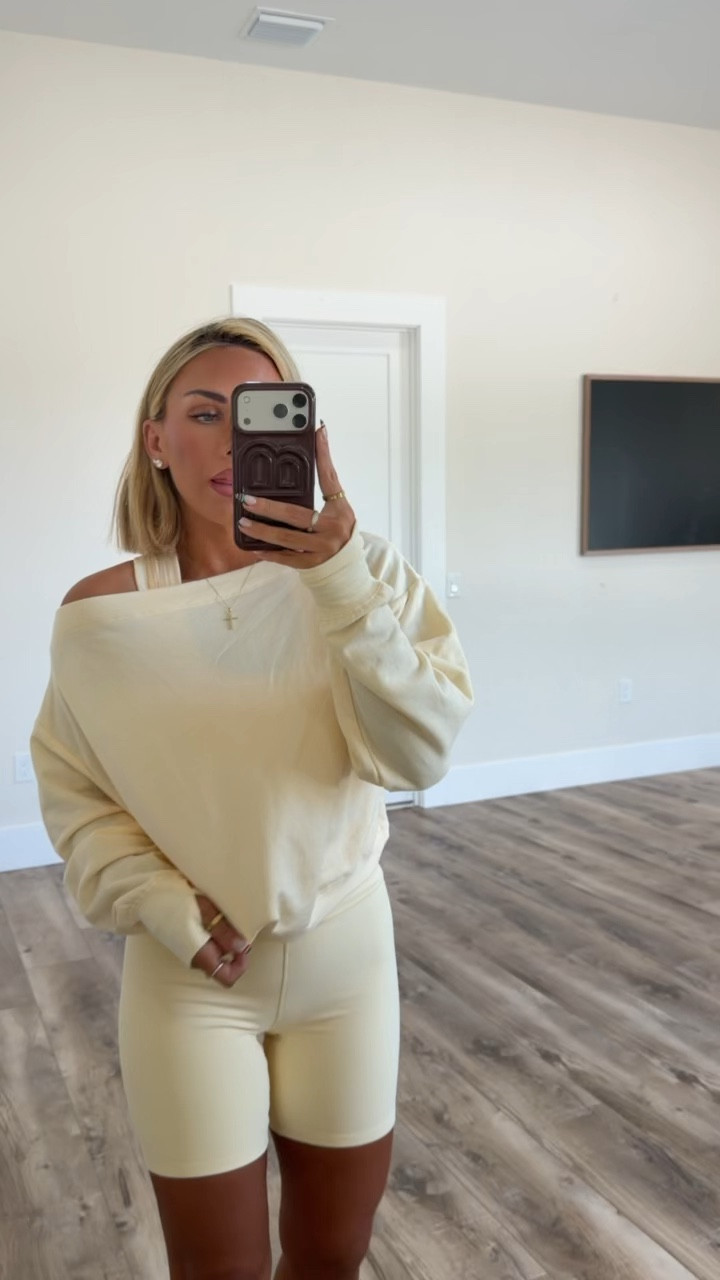 Size xxs in yellow dress! A lot of things are up to 40% off on sale 

#LTKdayinmylife #LTKgrwm #LTKootd