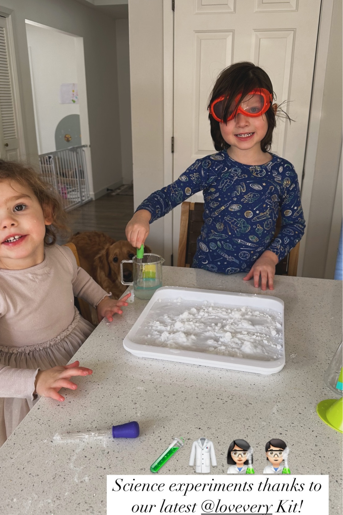 Science experiments thanks to our latest @lovevery Kit! 🧪🥼👩🏻‍🔬🧑🏻‍🔬