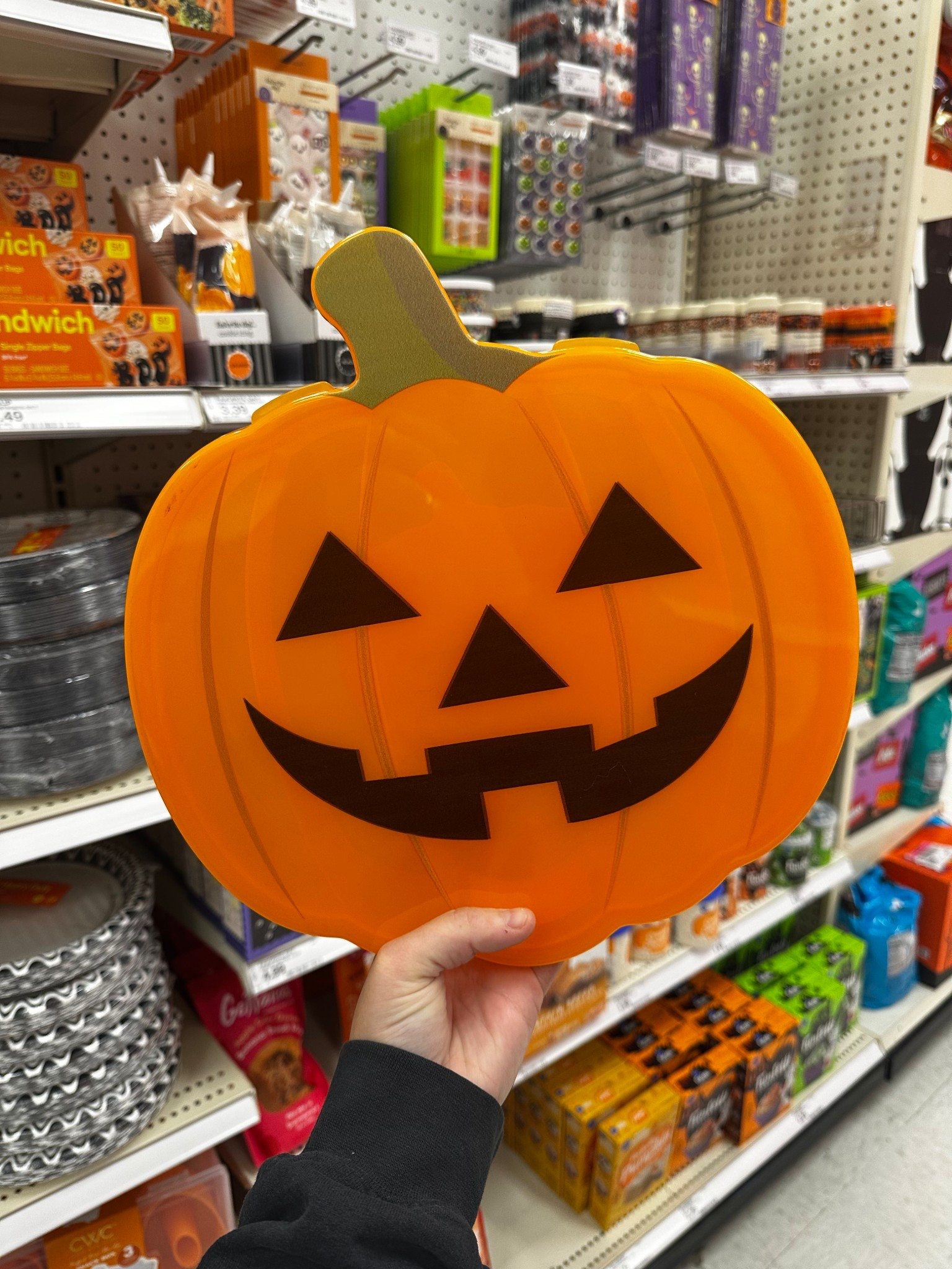🎃🍴 Target’s new pumpkin food containers = cuteness overload! Perfect for snacks, lunches, or hiding Halloween candy 👀✨ Linking them for you because these won’t last long! #TargetHalloween #TargetFinds