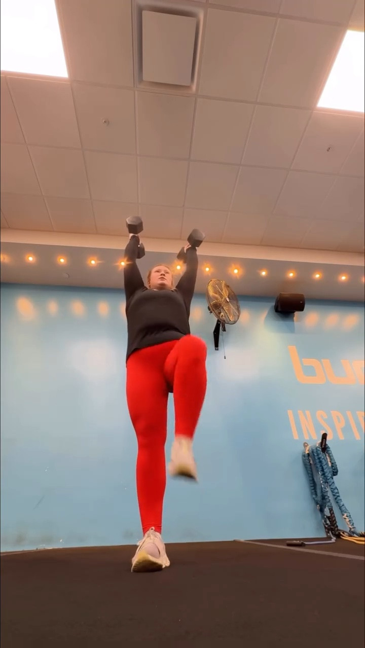 Today felt like such a productive morning, the earlier I wake up the more I can get done! Arm and core today at burn 💙💙 #mom #gym #realistic #workout #december