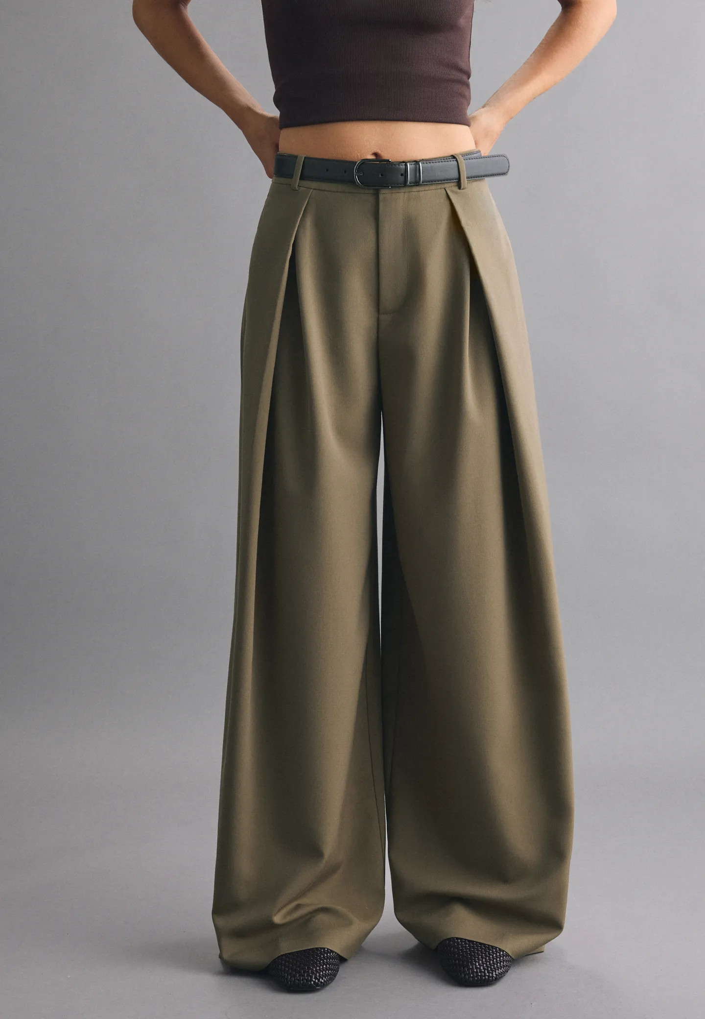 Wide-leg darted trousers with belt - Women's fashion | Stradivarius United Kingdom | Stradivarius (UK)