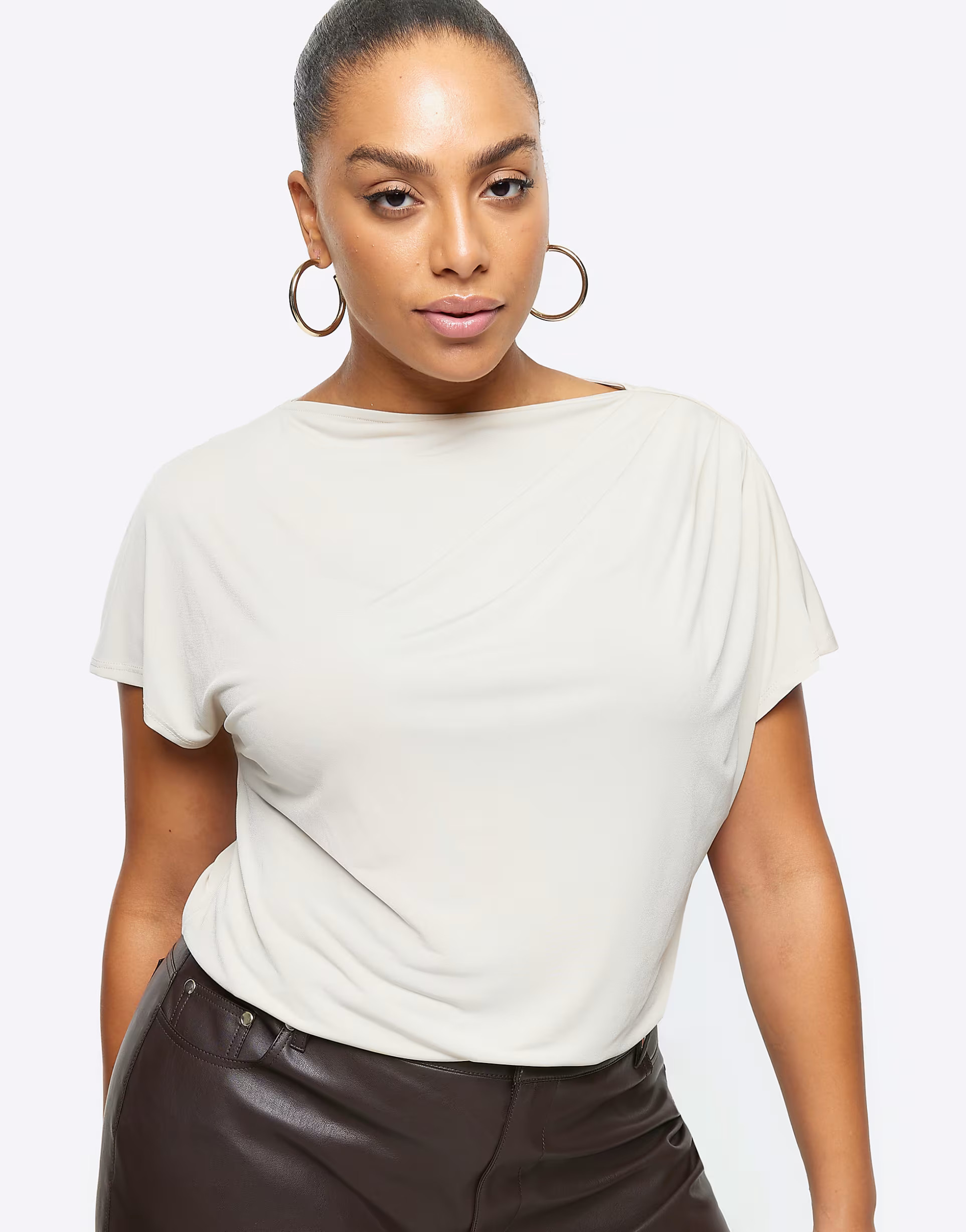 River Island Plus – T-Shirt in Cremeweiß mit drapiertem Ausschnitt | ASOS | ASOS (Global)
