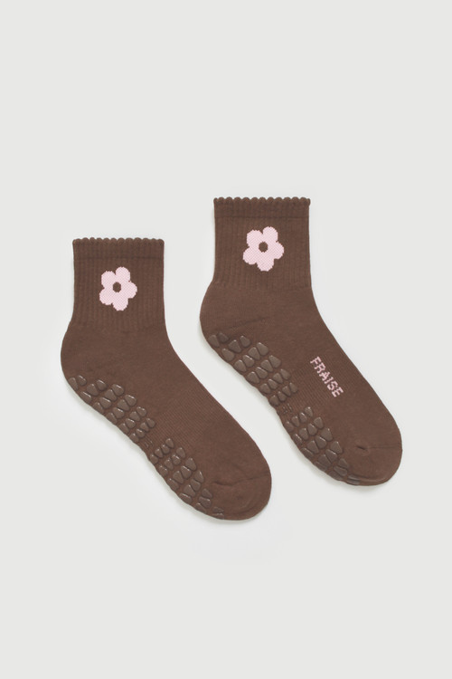 Fraise Petal Quarter Crew Grip Socks in Brown/pink at Nordstrom | Nordstrom