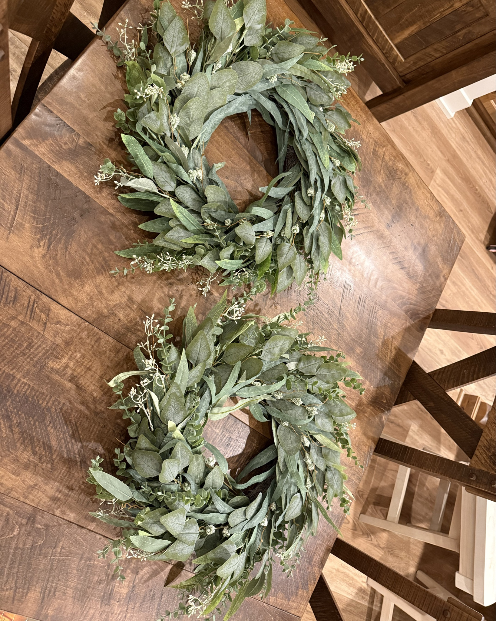 26” Eucalyptus Wreath 🤍

If you love simple, timeless decor that works all year long — this one is so good.

I grabbed this 26” artificial eucalyptus wreath for our barndo and I love how full + realistic it looks. It’s perfect for:
• Front doors
• Big windows
• Over a mirror
• Layered on porch decor

Neutral enough for spring + summer, but also easy to dress up for fall and holidays.

It’s one of those pieces you can leave up year-round and just switch out ribbons if you want a seasonal change.

Linked here 🤍

#barndolife #farmhousestyle #neutraldecor #frontdoorinspo #barndodecor