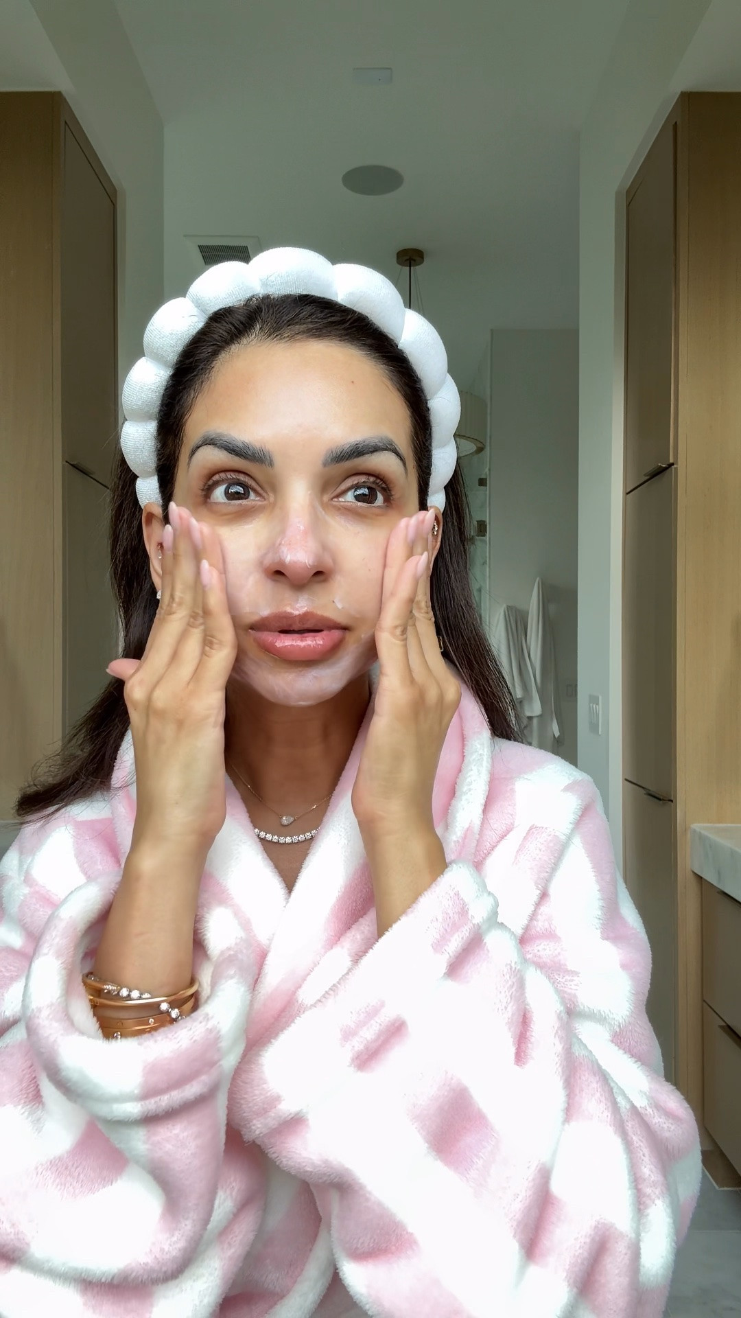 It's so incredibly important to use an SPF daily to prevent premature aging and protect your skin from the sun! I'm linking the @eltamd UV Clear SPF46 I've been using daily for so many years! 
@eltamdskincare #eltamdpartner