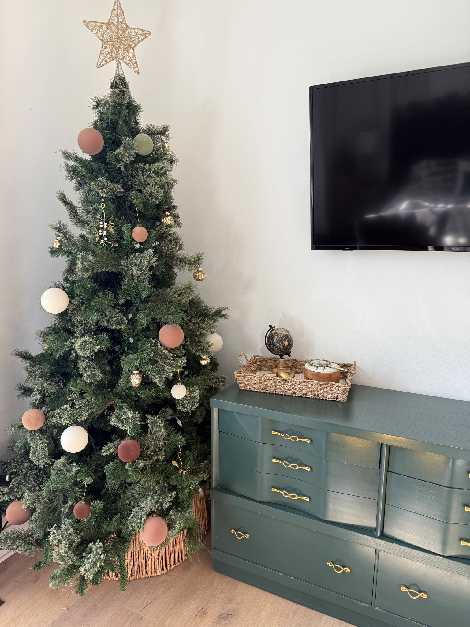 Neutral winter Christmas tree! 

#LTKHoliday #LTKHome