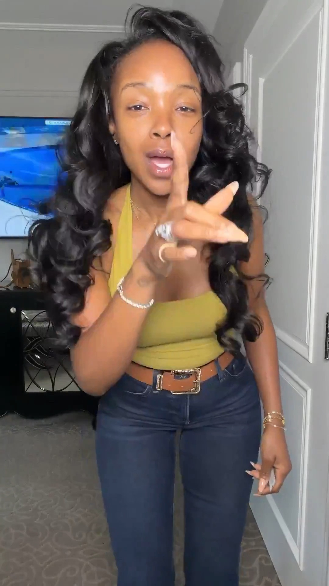 Scroll to shop!! Travel outfit fit of the day 👀Flare denim + fitted tank = instant waist snatch 👖✨  

#LTKdayinmylife #LTKootd #LTKTravel

#LTKdayinmylife #LTKmorningroutine #LTKgrwm