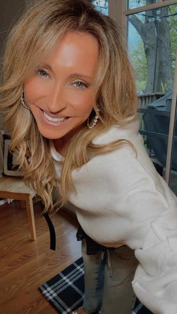 Pro tip, don’t trip on your rug when filming 🫣😂 I love this combination regardless… black and white are always stunning together… simple pieces that are easy to repeat and style… I love these cami’s for layering and these sweatshirt tops are sooooo good… three colors in and I feel like I’d love another… 


Teacher outfit, spring outfit ideas, free people, Zara 

#LTKootd #LTKWorkwear