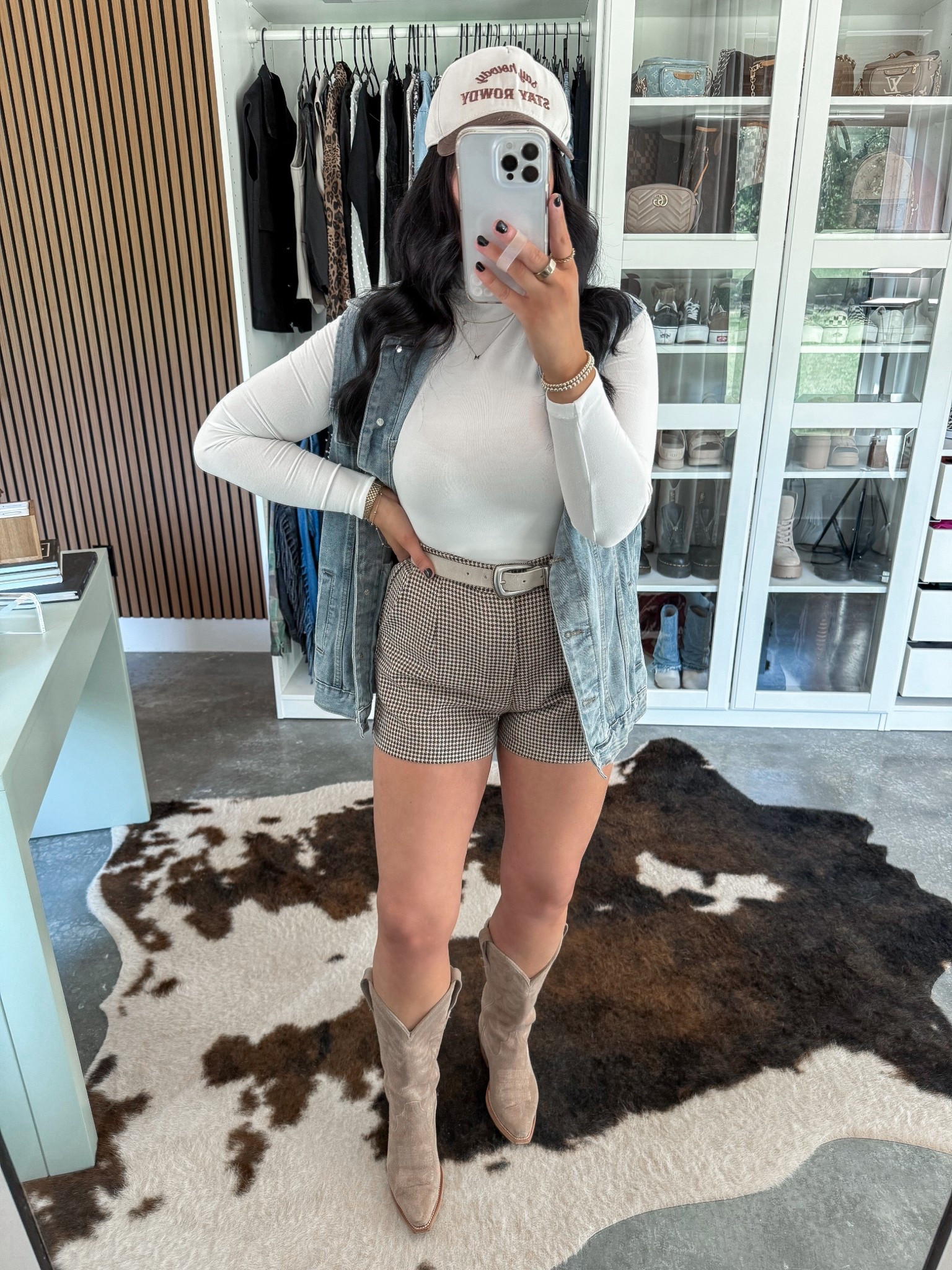 Early Fall Outfit 🤍

Top — xs
Denim Vest — xs (A2 Blue option)
Shorts — small (brown option)

Love this classy outfit for fall! 🍁 I styled these brown houndstooth shorts with this white mock neck long sleeve, added this oversized denim vest (has such a soft live in feel!) & finished the look with my tecovas cowgirl boots. This would be a great outfit for my girls still experiencing a warm fall! 👏🏼



#LTKFindsUnder100 #LTKShoeCrush #LTKFindsUnder50