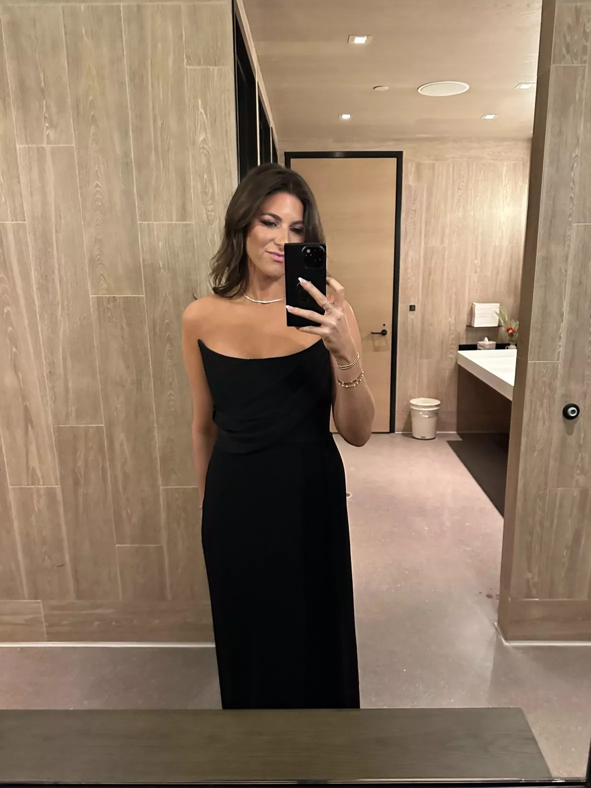 alex perry black dress Mila Sleeveless Velvet Midi Tea and a fitted waist that accentuates the figure ALEX PERRY Strapless ruched leather